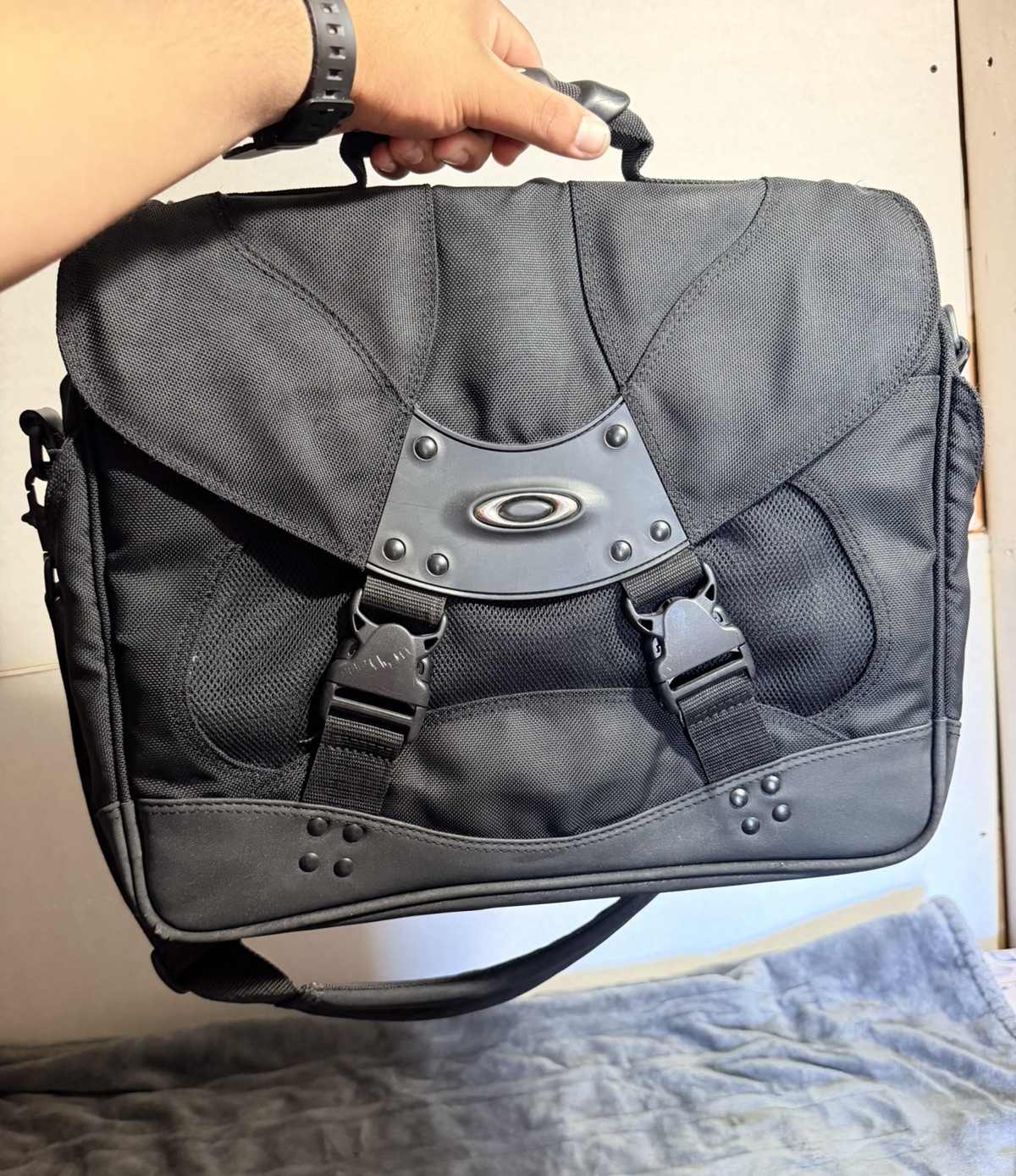 Oakley Vintage Sling Bag Crossbody Software Messenger Bag in Black