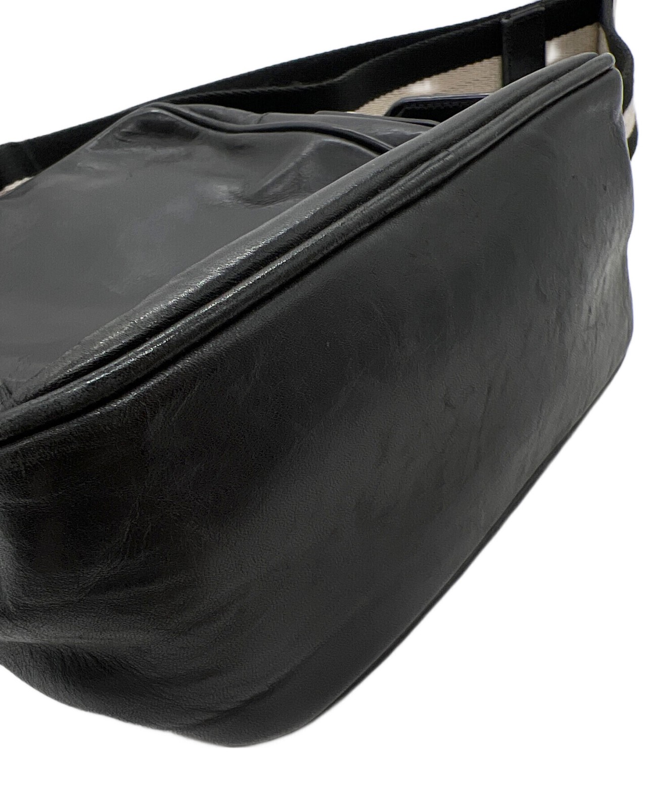Bally Men Black Leather Shoulder Bag Zip Pocket 19cm x 23cm x 9cm Auth