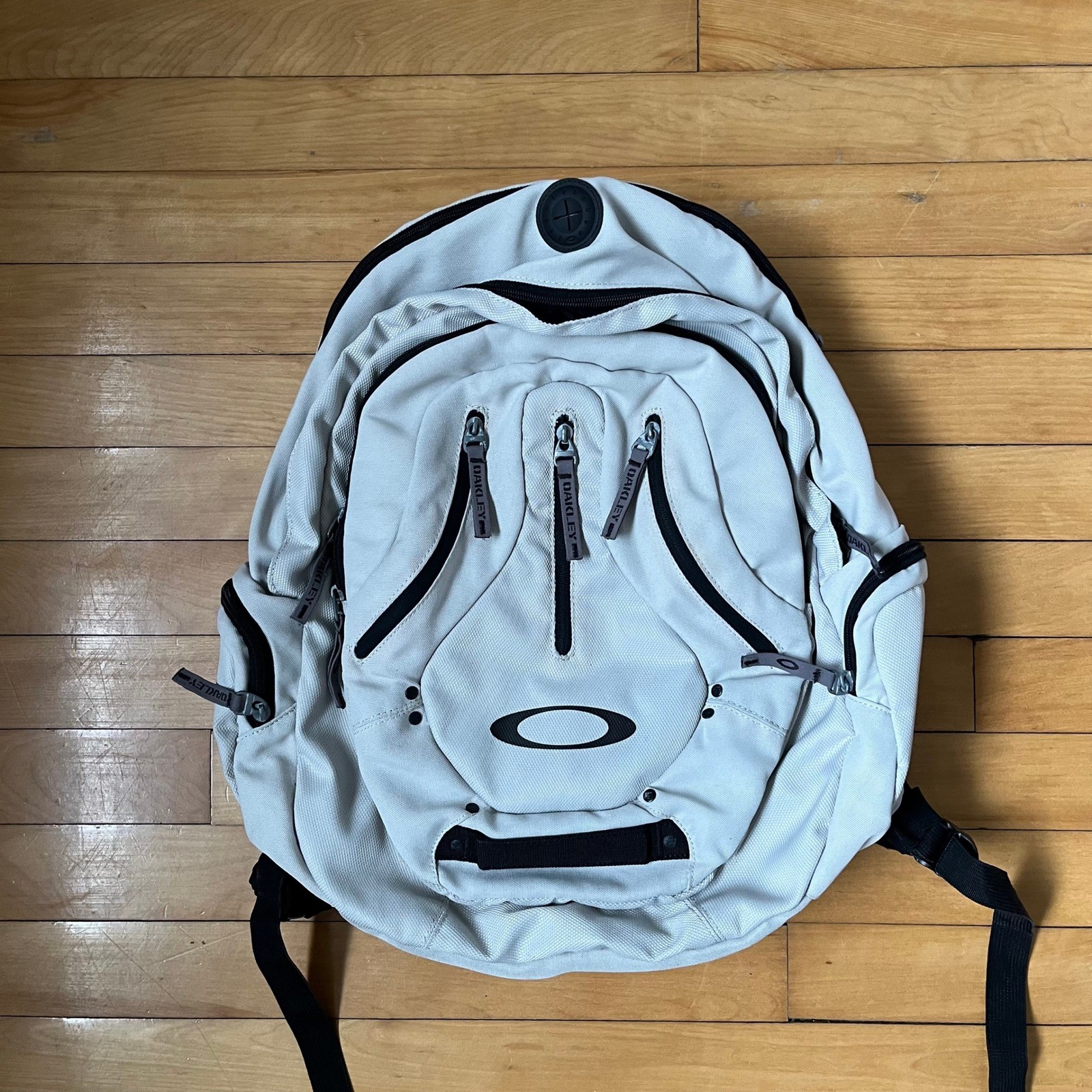 Oakley Icon 2.0 Backpack Bone White Black Technical Gorpcore Laptop Bag