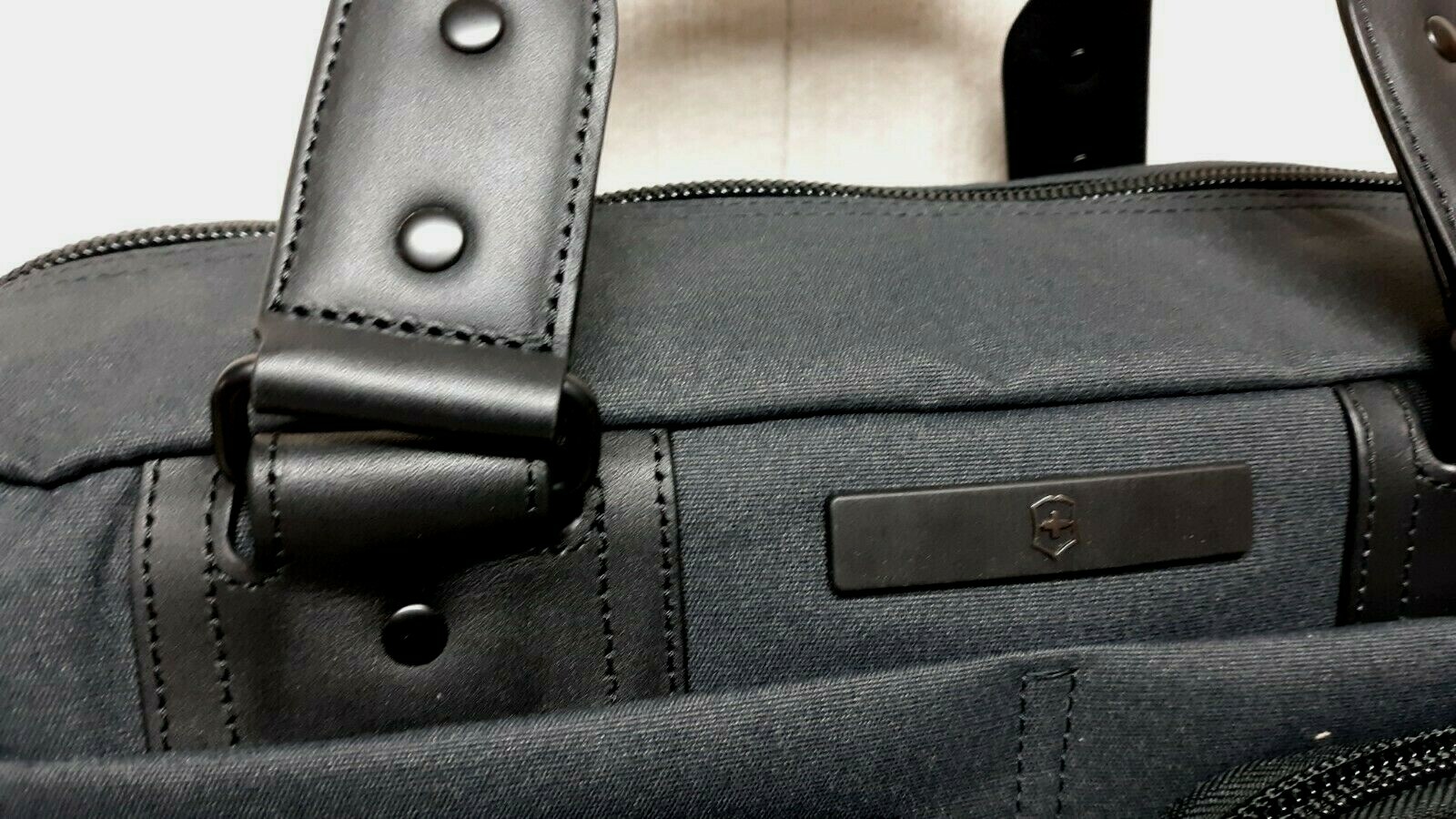 VICTORINOX – ARCHITECTURE – URBAN – 32 3255 01 – Briefcase Day Bag – GRAY Black