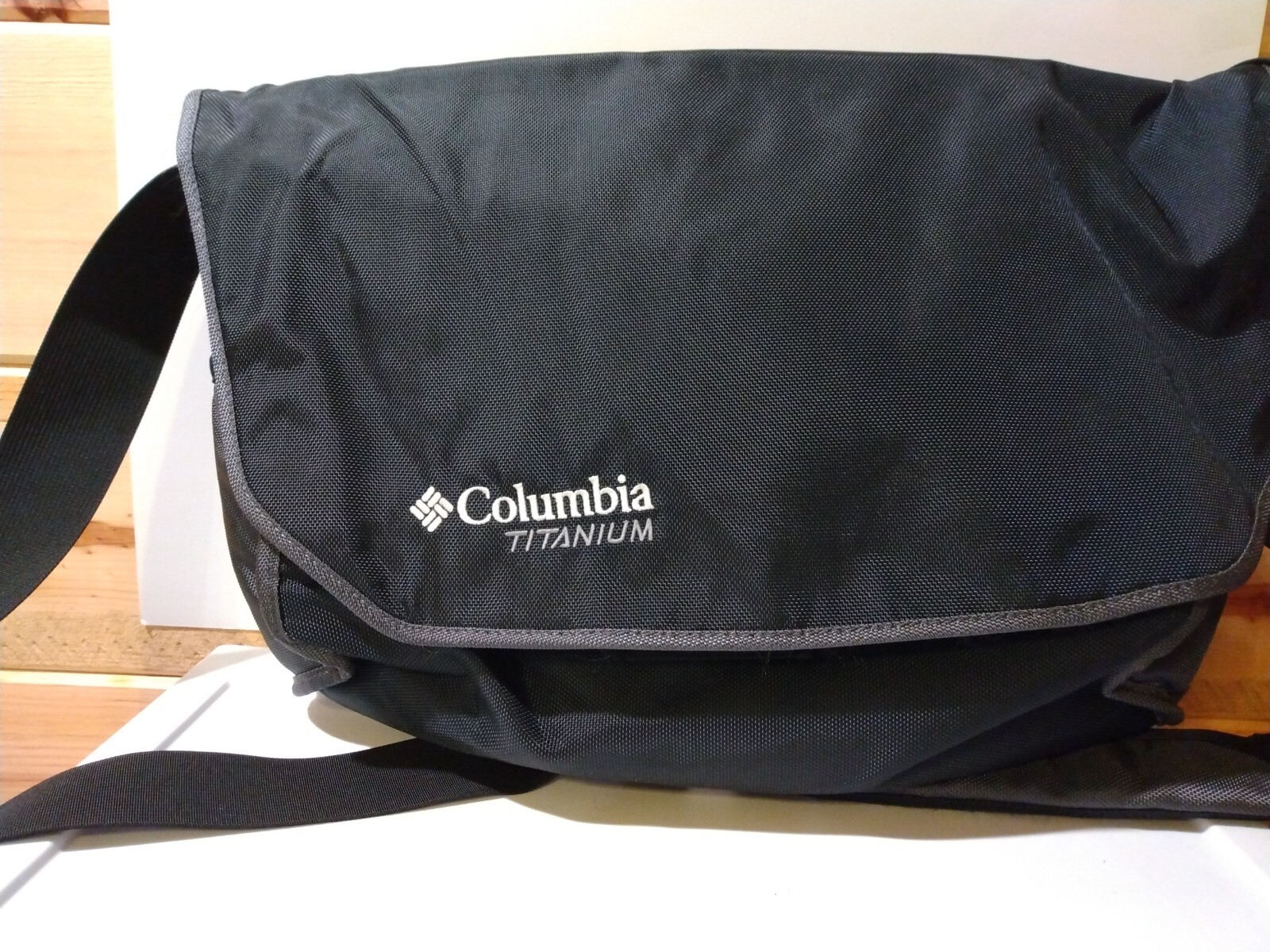 Columbia Titanium Computer Messenger Bag Nylon w/Rubber Lining Black w/ lime int