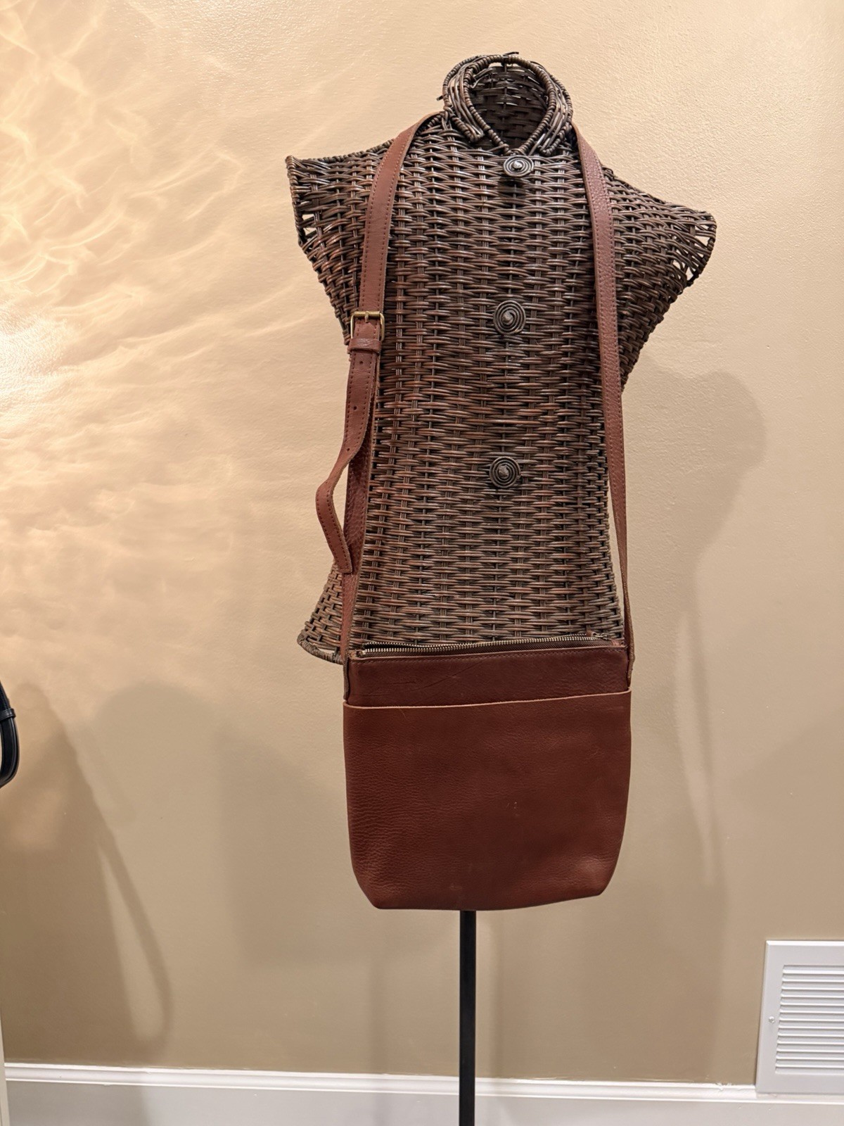 Duluth Lifetime leather sling bag