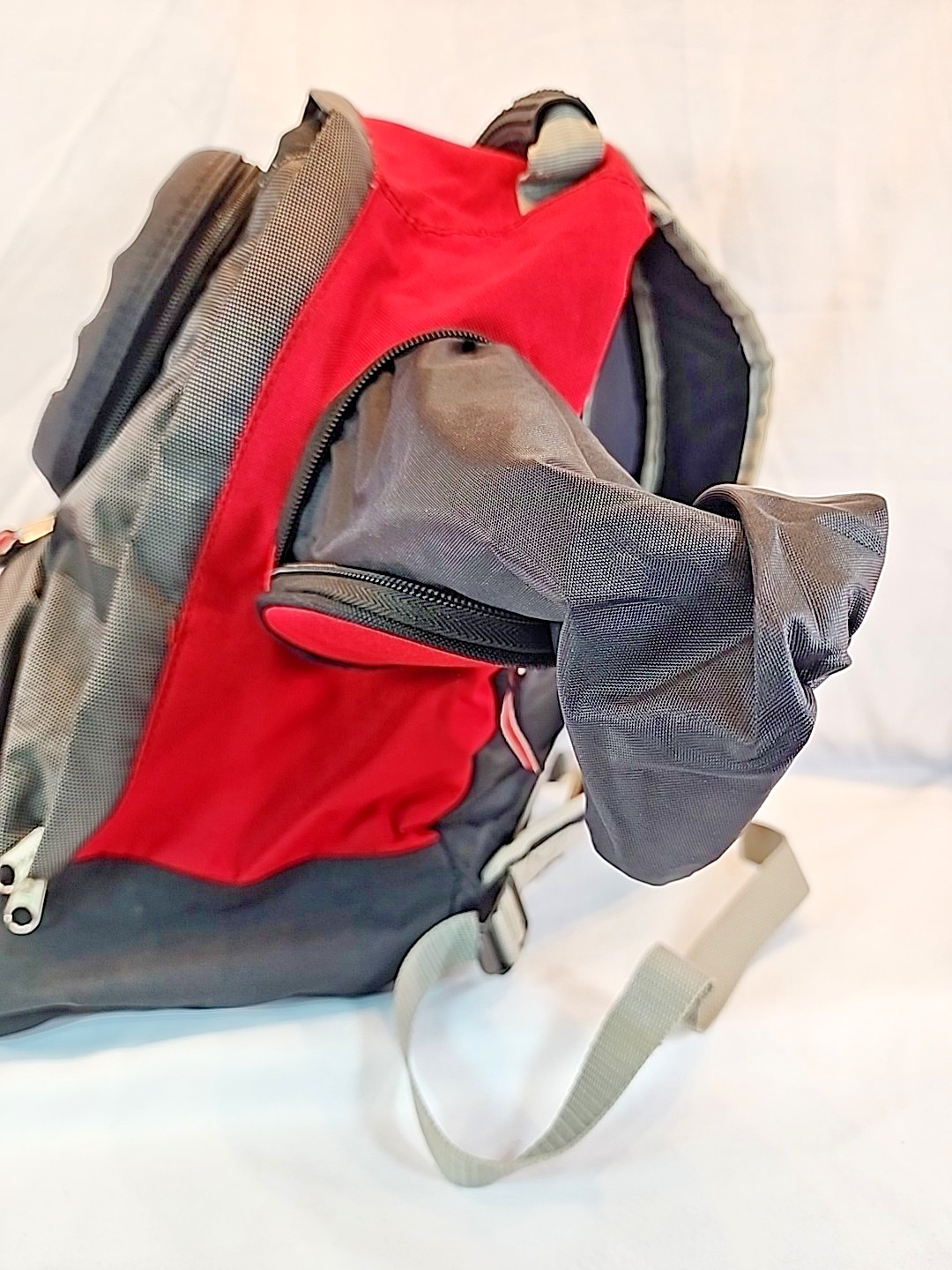 Vintage 90’s Eastsport Backpack Book Bag Red Black Many Pockets Cup Holders