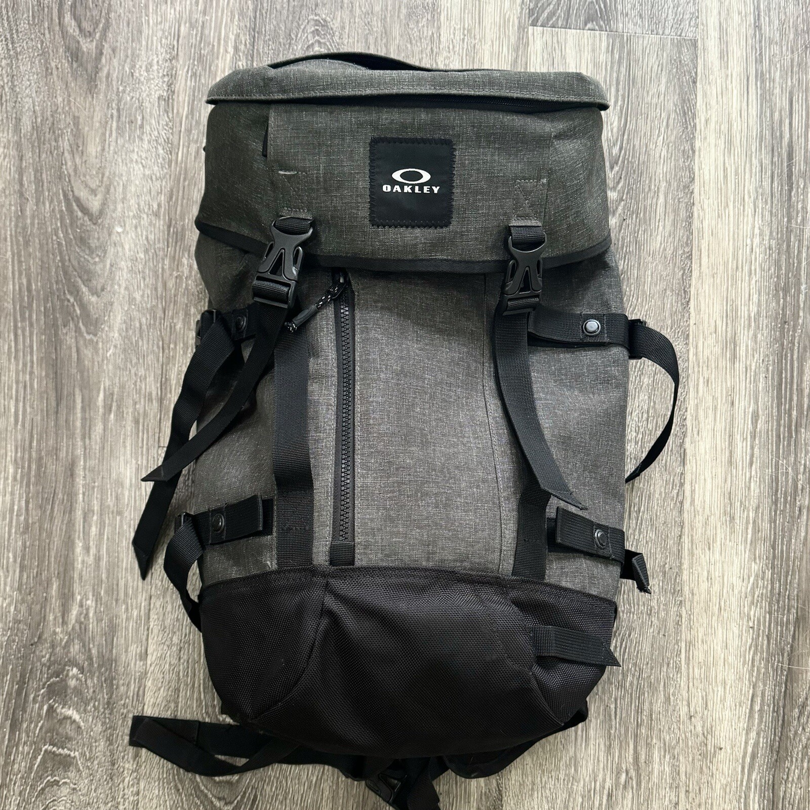 2017 Mens Oakley Guntower 25L Fold-Top Backpack Forged Iron Grey Black