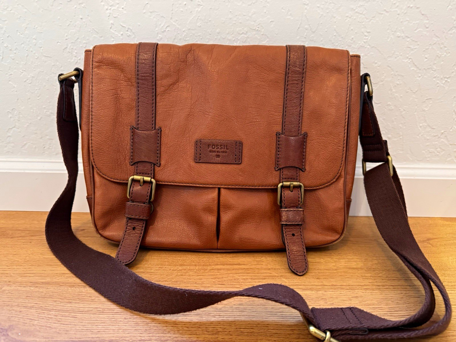 Fossil Brown Men’s Messenger Bag with Adjustable Shoulder Strap, Pockets