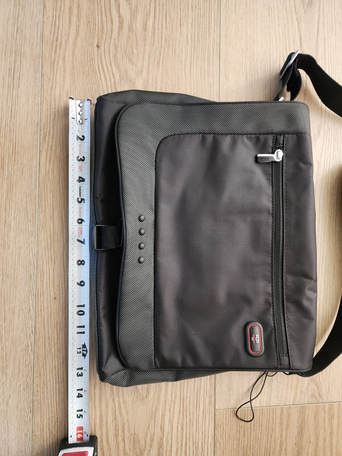 TUMI T-Tech Messenger Bag 5138D Black Nylon Laptop Crossbody Red Lining Men EUC