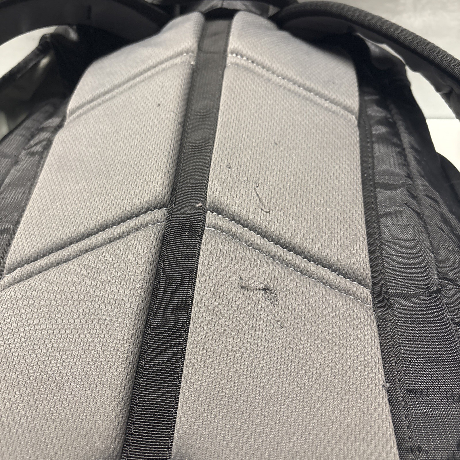 Thule Sweden Enroute Mosey Black Daypack Backpack Zippers Pockets Hiking Outdoor