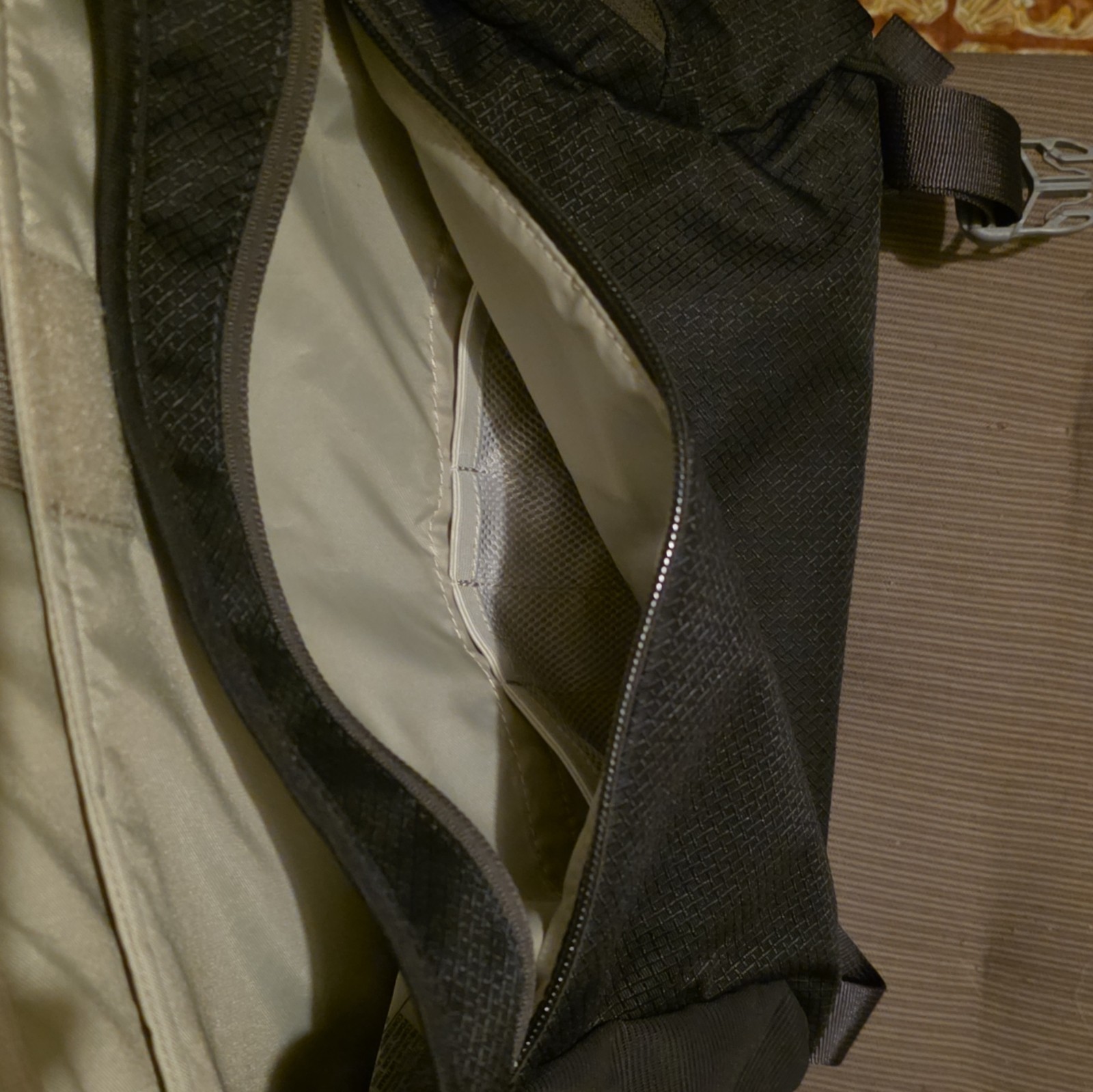 Osprey Daylite Messenger Bag Medium Black/Gray Zip Adjustable Strap Padded