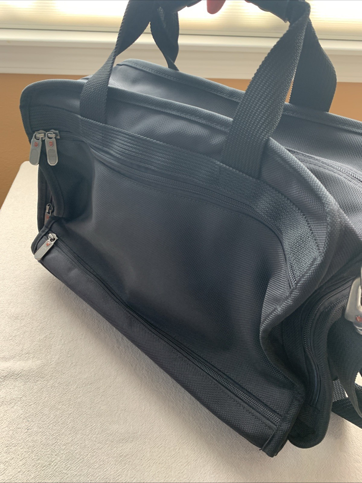 Victorinox Black Canvas Duffel Bag Travel Luggage Zip Pockets Detachable Strap