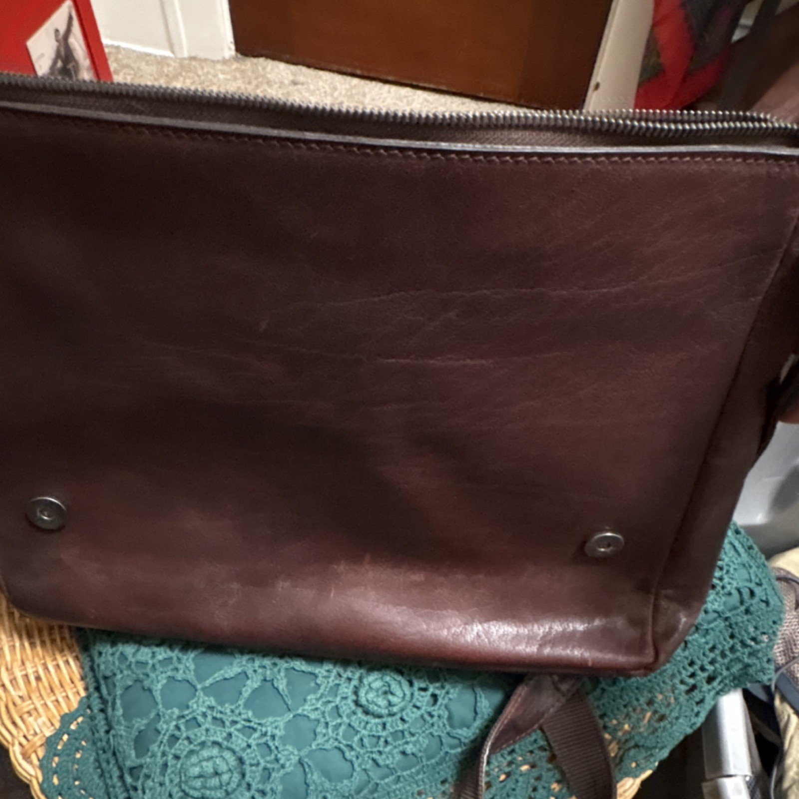 Brown Messenger Bag Magnetic Zip Closure Inner Pockets Shoulder Strap Men