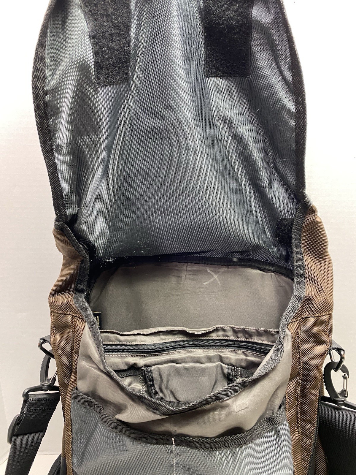 TIMBUK2 Medium Brown & Black Messenger Commute Bag Laptop Luggage Passthrough