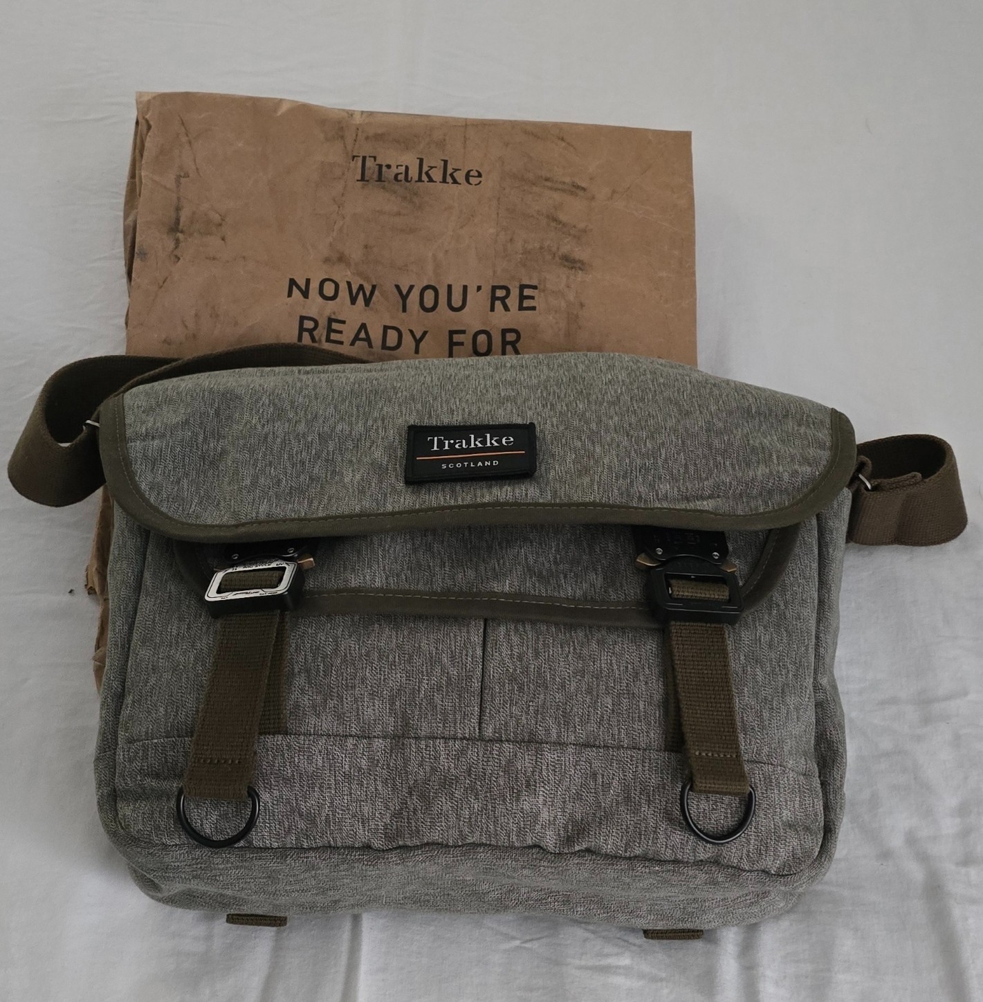 Trakke – RARE Limited Edition Salt & Pepper Bairn Messenger with Olive Trim