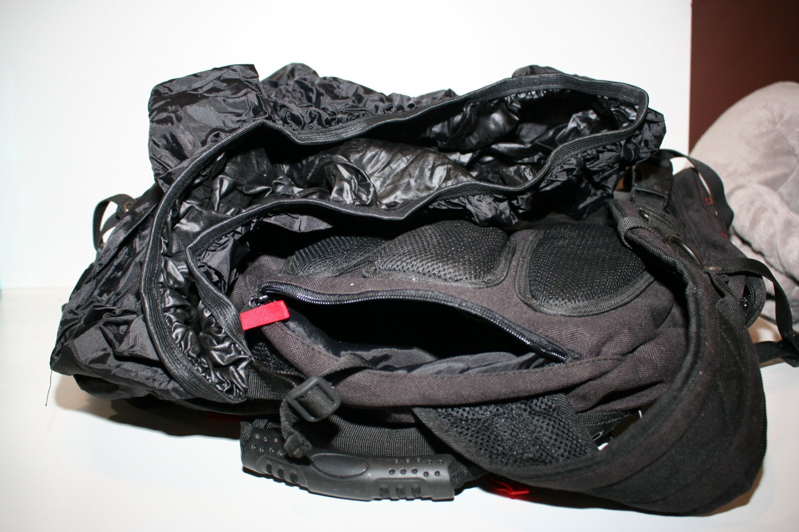 Backpack with Rain Cover Brand is EVIL.Please read the Condition to be enlighten
