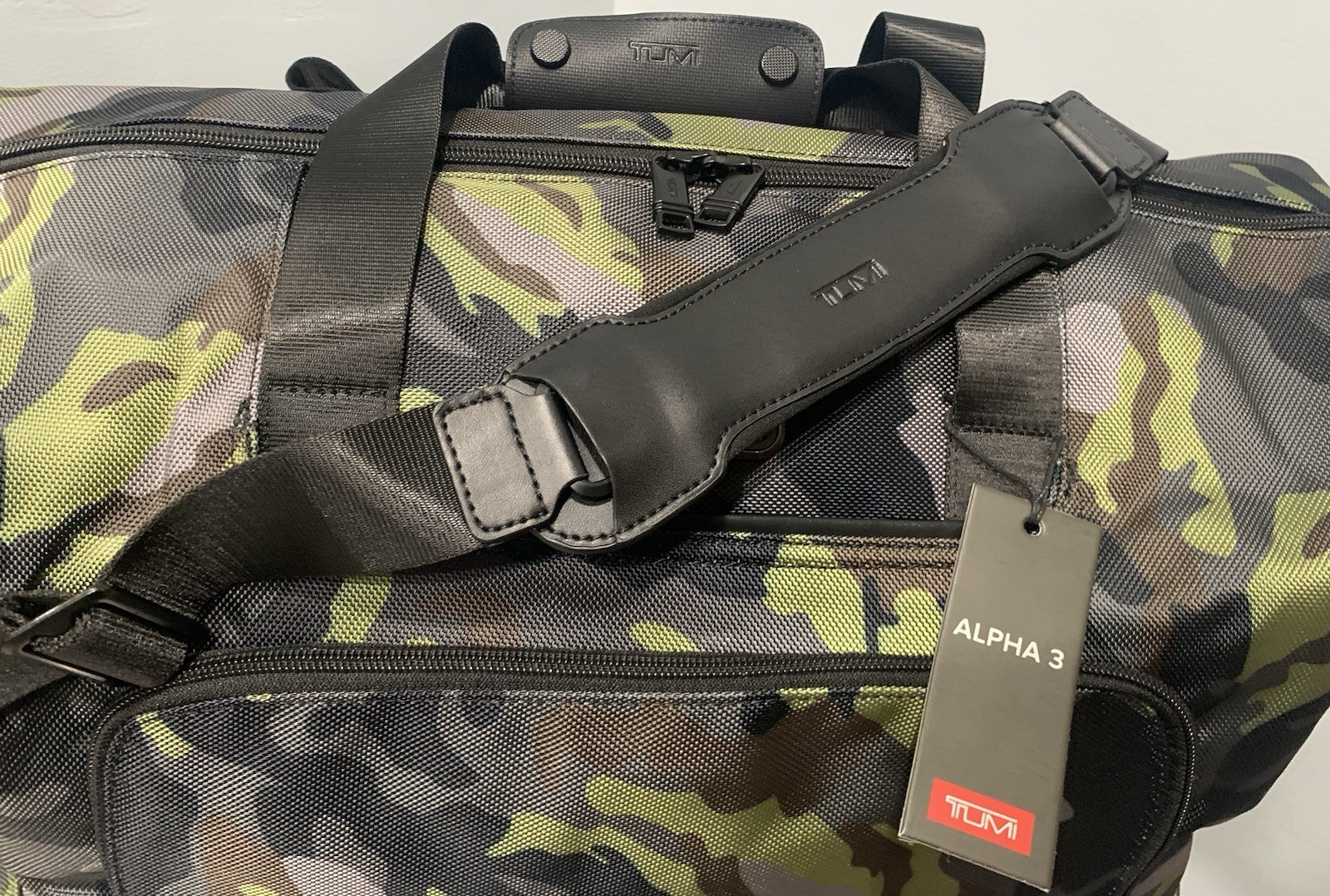 Tumi Alpha 3 Double Expansión Travel Satchel. Limited Edition Green Camo