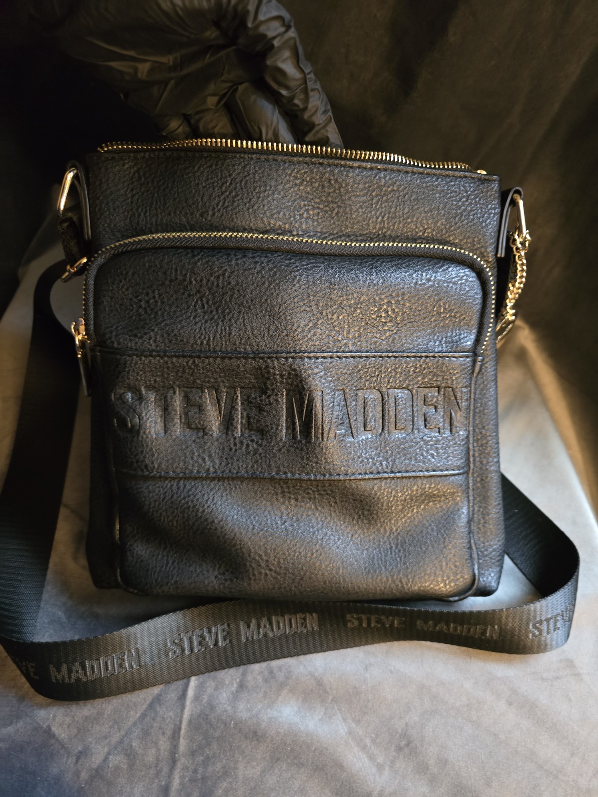 Steve Madden Black Men’s Crossbody Shoulder Bag Adjustable Strap Gold Hardware