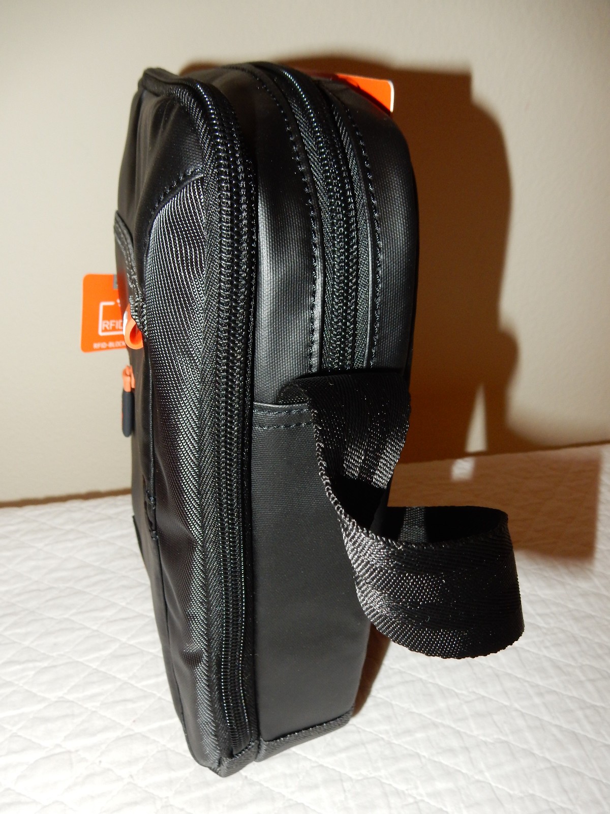 NWT Hedgren Crossing Passage Vertical Crossover RFID Travel Bag – Black Orange