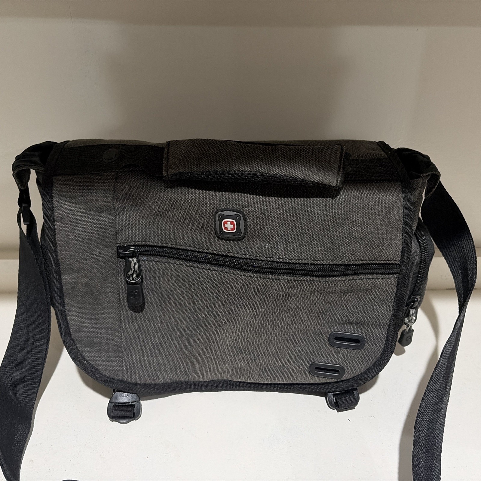 SwissGear Zinc DSLR Camera Messenger Bag