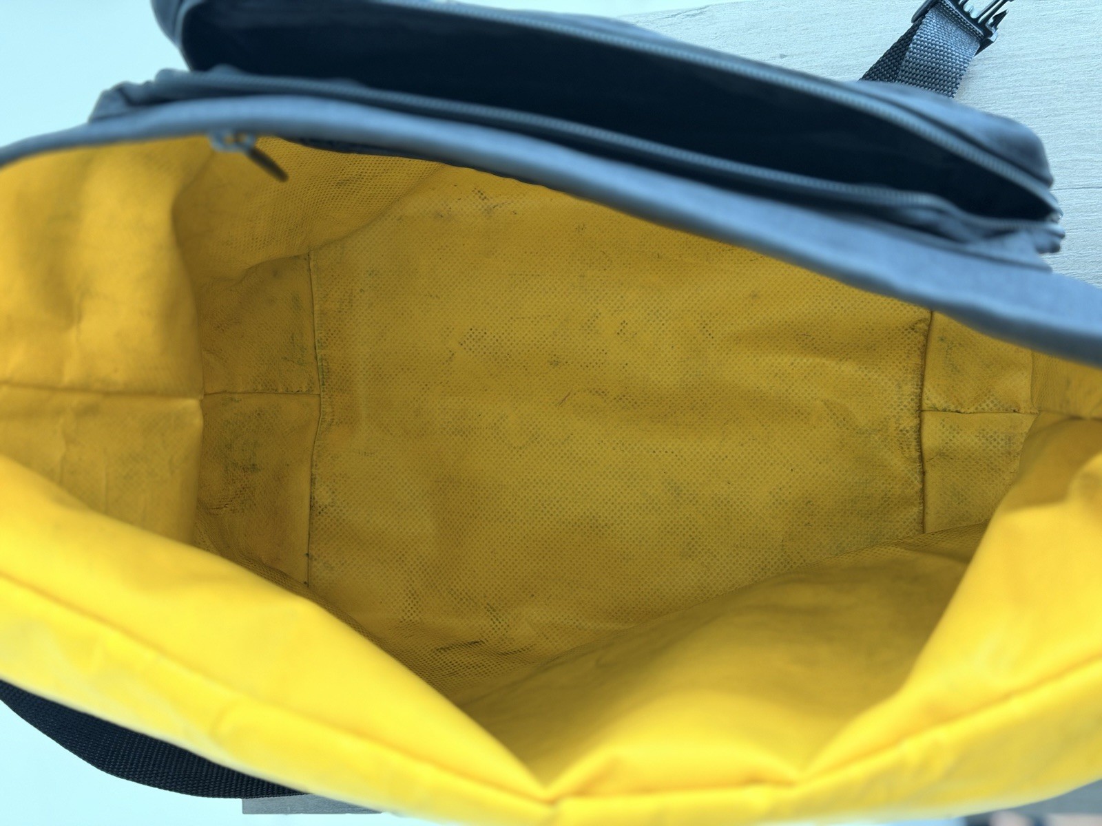 Manhattan Portage Black Messenger Bag Red Stripe Yellow Lining Inner Pockets