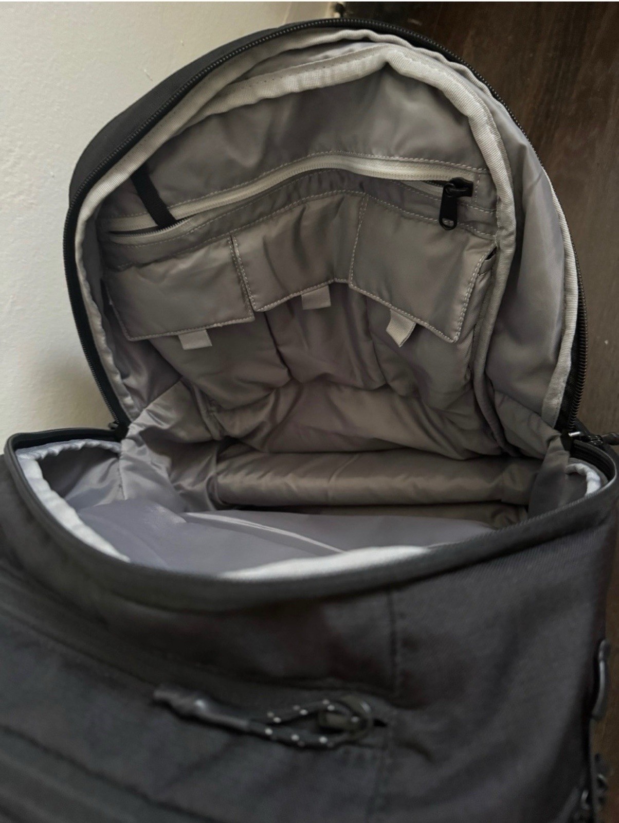 Quiksilver Black Backpack Zip Closure Padded Adjustable Straps w/ Pockets