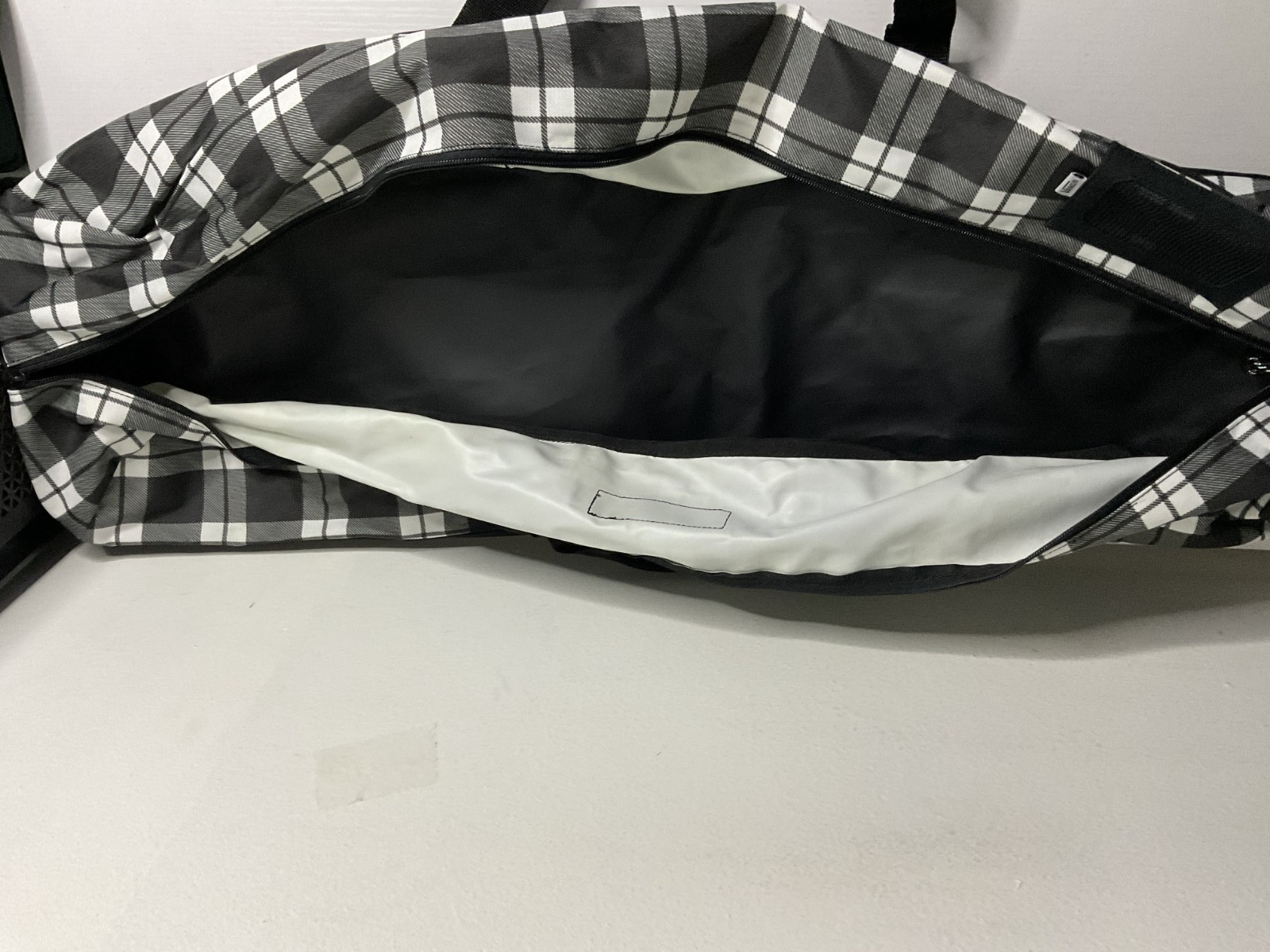 Vans off the wall Men’s Black and White Skateboard Travel Bag