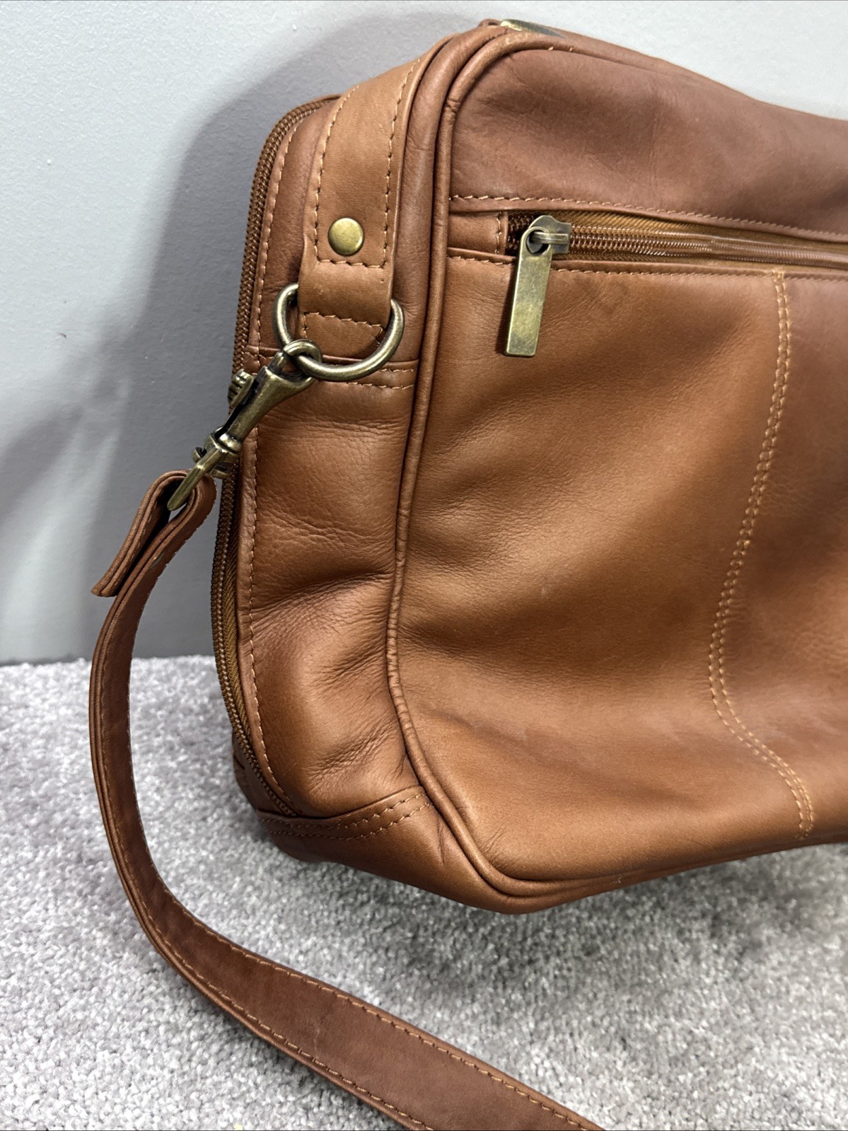 Brown Leather Messenger Bag Shoulder Strap Zipper Pockets Work Travel 13”x6”