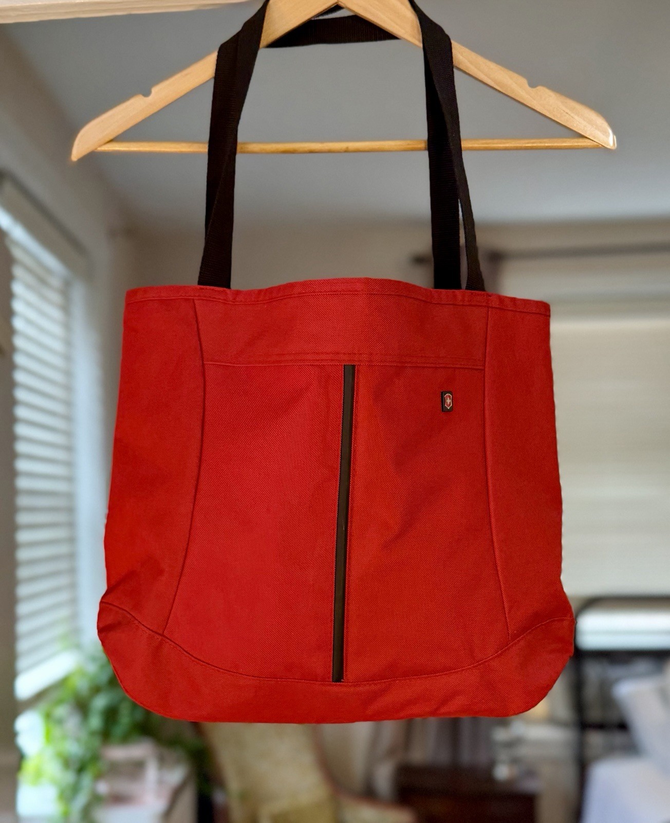 Victorinox Swiss Army Red Tote Bag Black Straps Classic Vertical Zipper Pocket