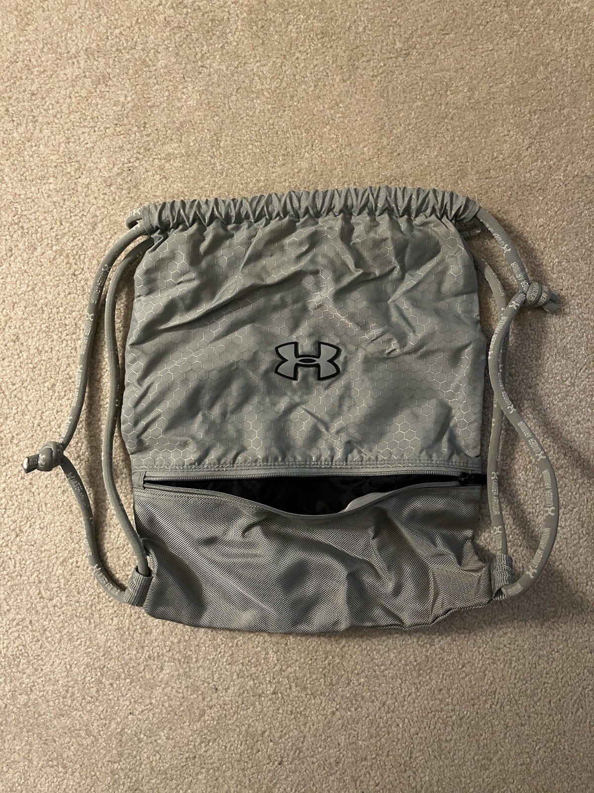 Under Armour Ozsee Sackpack Drawstring Bag – Grey Hex Pattern Mesh Pocket Gym