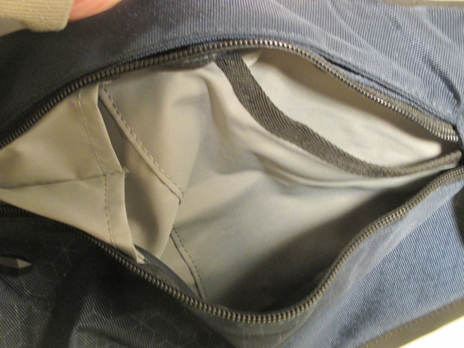 Victorinox Altmont Dual Compartment Mono Sling Bag #606749 Shoulder Strap Pocket