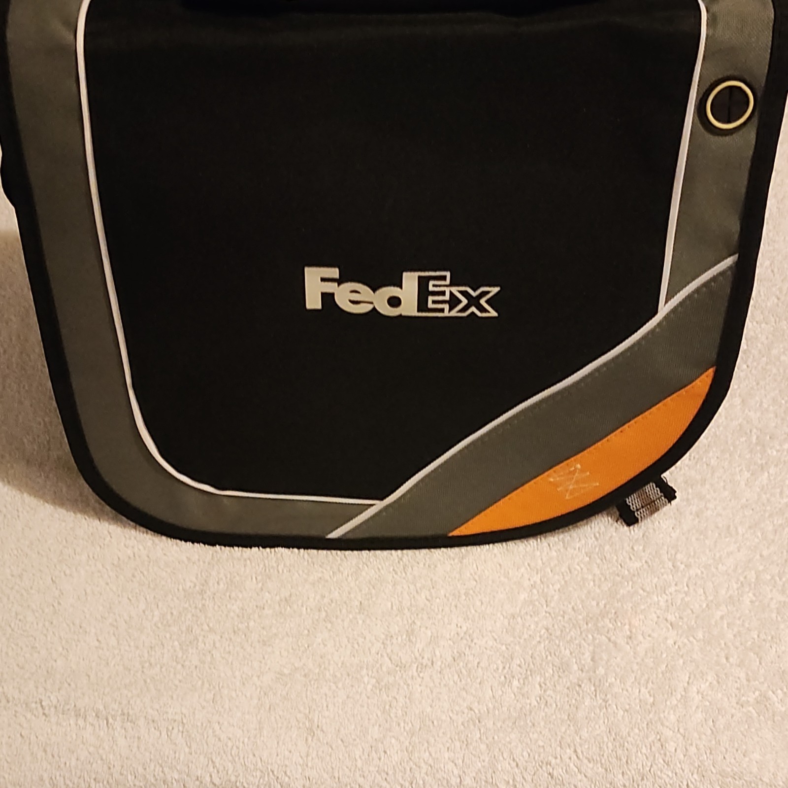 Leed’s FedEx Messenger lab top bag