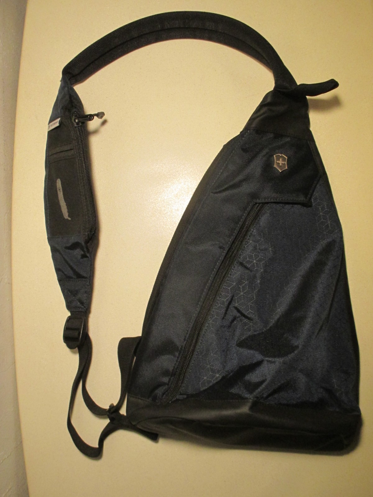Victorinox Altmont Dual Compartment Mono Sling Bag #606749 Shoulder Strap Pocket