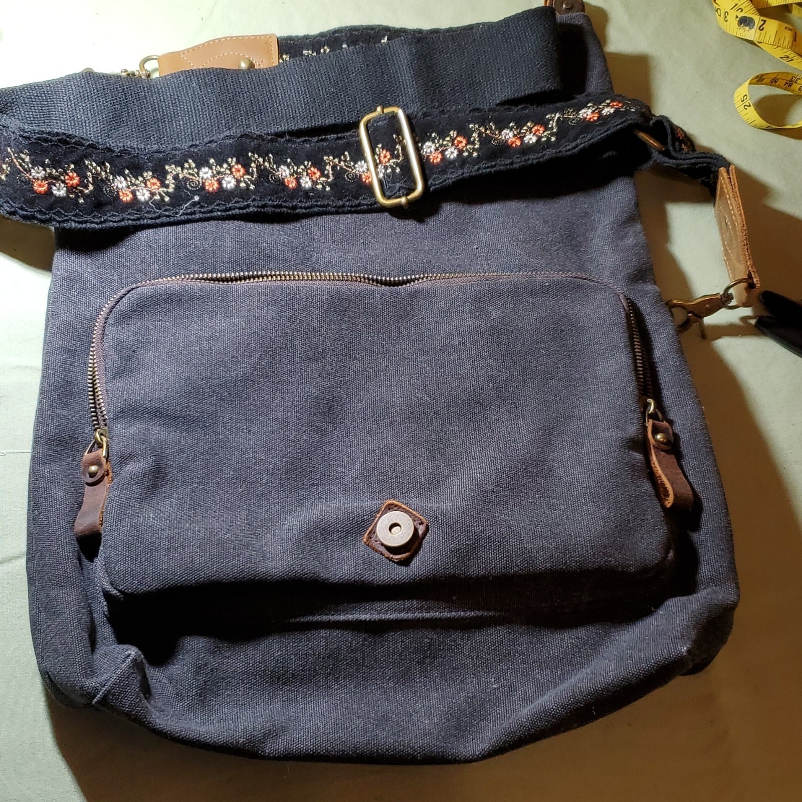 AmHoo Black Canvas Messenger Bag. Adjustable Strap and Inner Pockets.