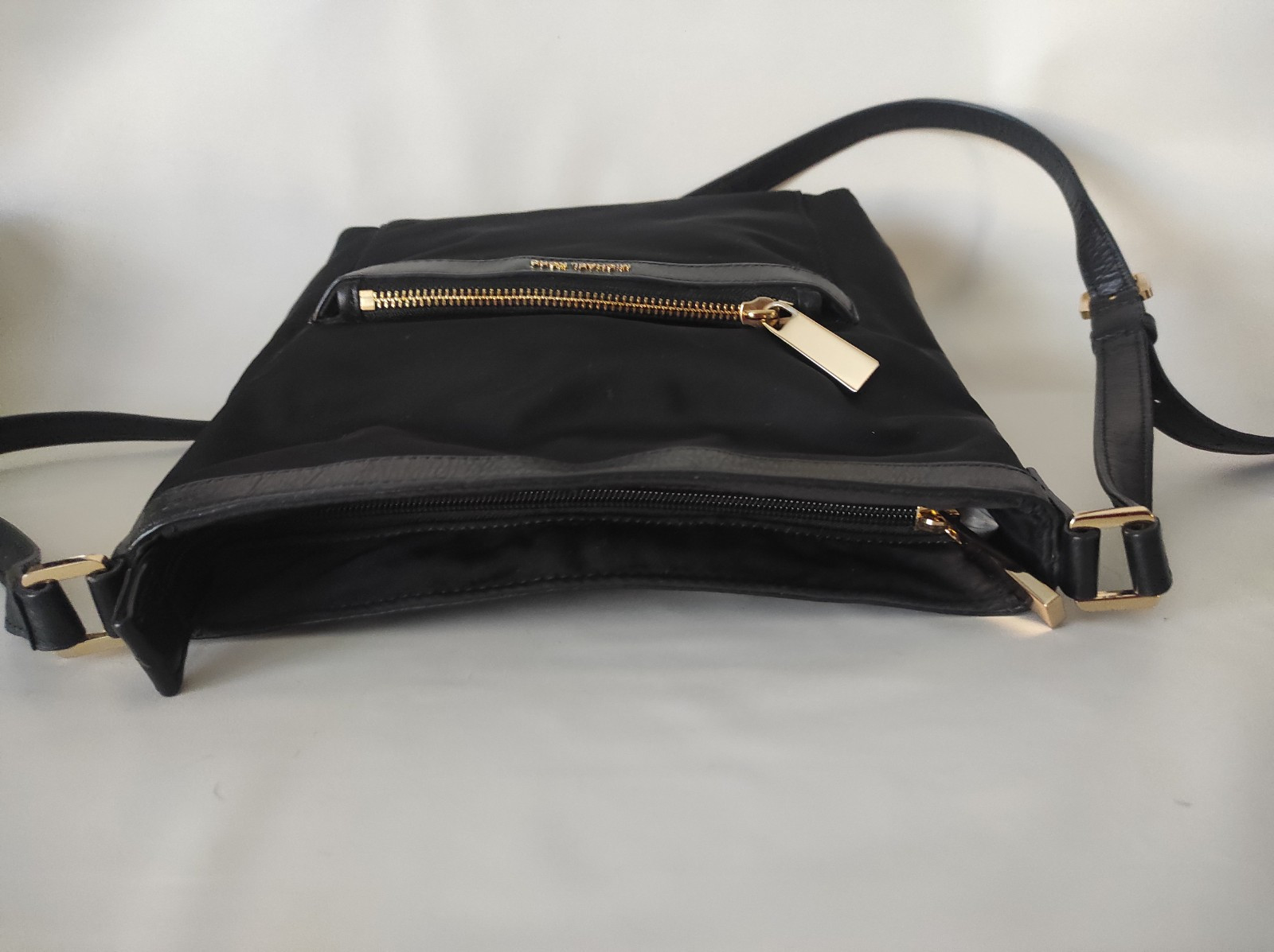 Michael Kors Nylon Messenger/Cross Body Travel Bag Black Size M 9.25″W 9.5″H 3″D