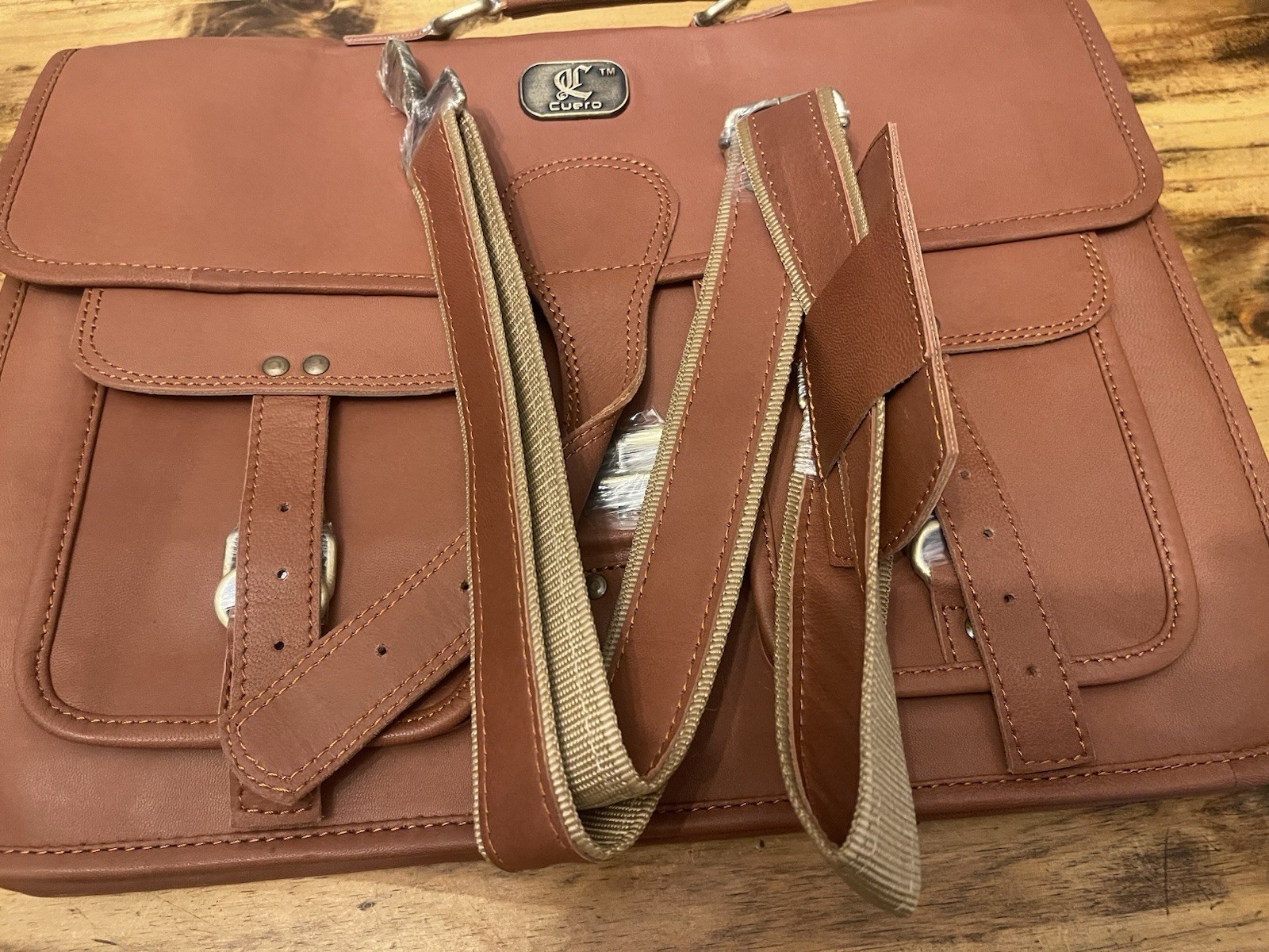 Cuero 18” Wide 12” Tall Chestnut Brown Leather Messenger Bag Brand New