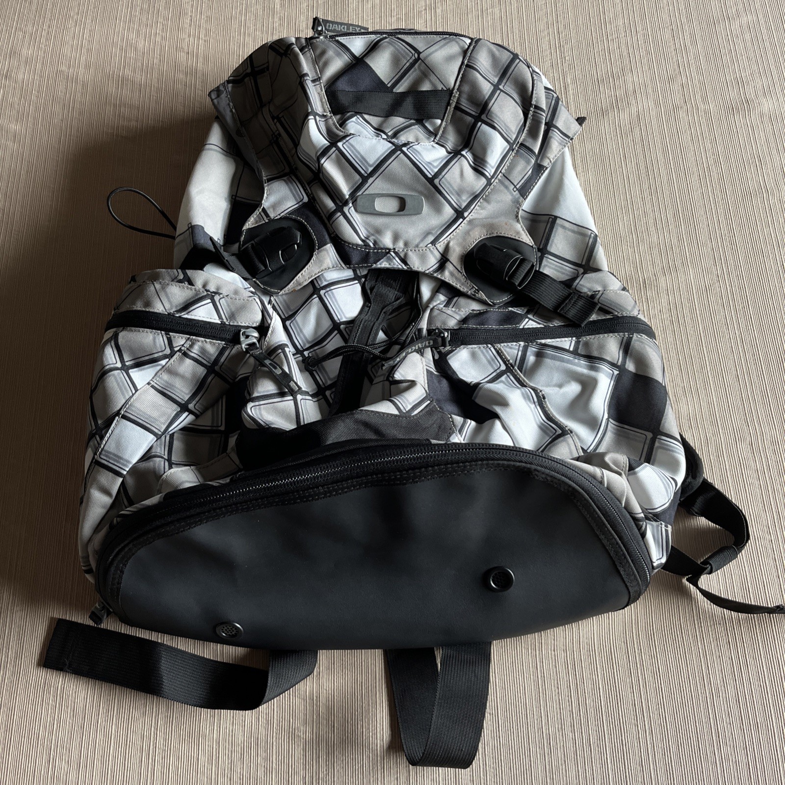 Vintage Oakley Icon Backpack plaid Tactical Tech Multi-Pockets New No Tags