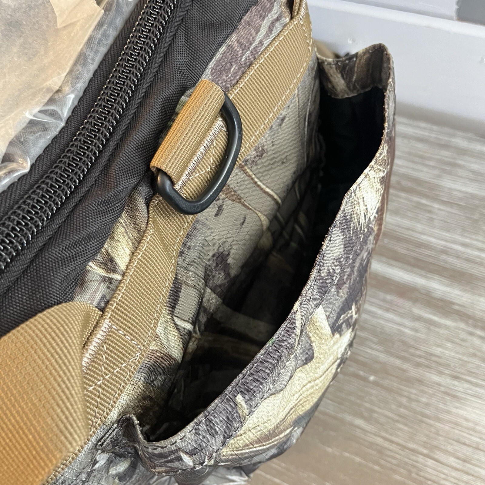 Under Armour Realtree Camo Utility Duffle Weekender Bag 18 x 10 x 10 Rare SAMPLE