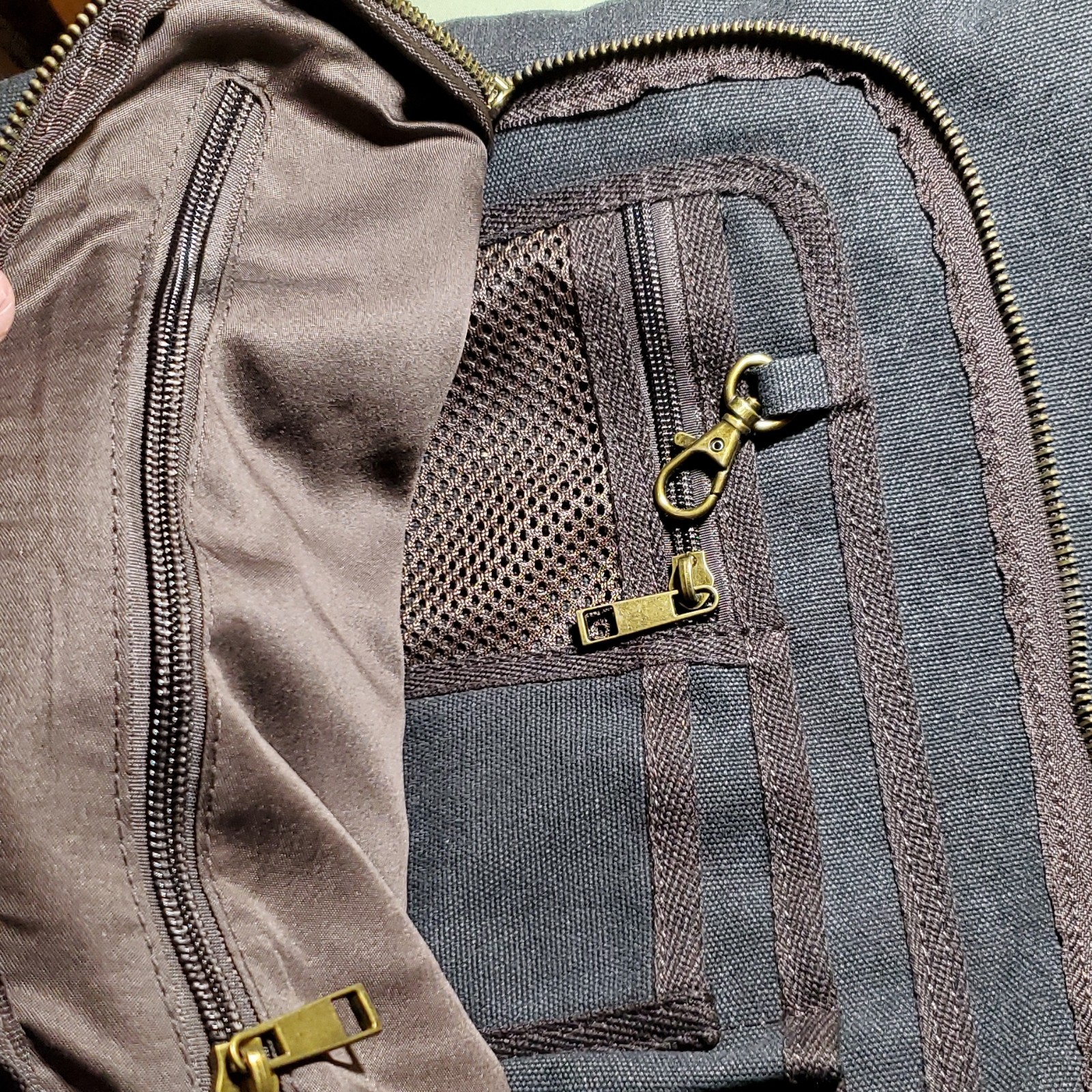 AmHoo Black Canvas Messenger Bag. Adjustable Strap and Inner Pockets.