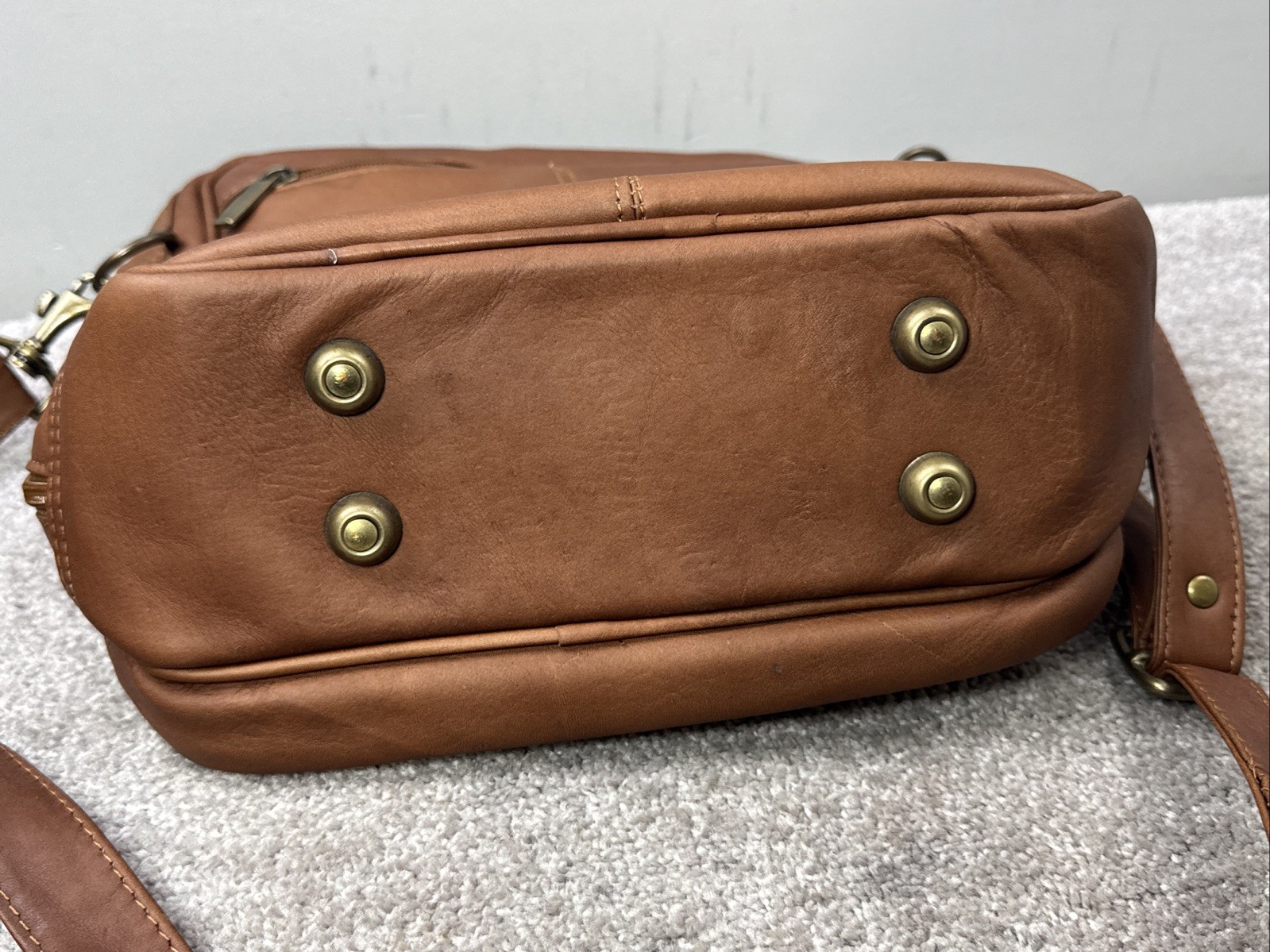 Brown Leather Messenger Bag Shoulder Strap Zipper Pockets Work Travel 13”x6”