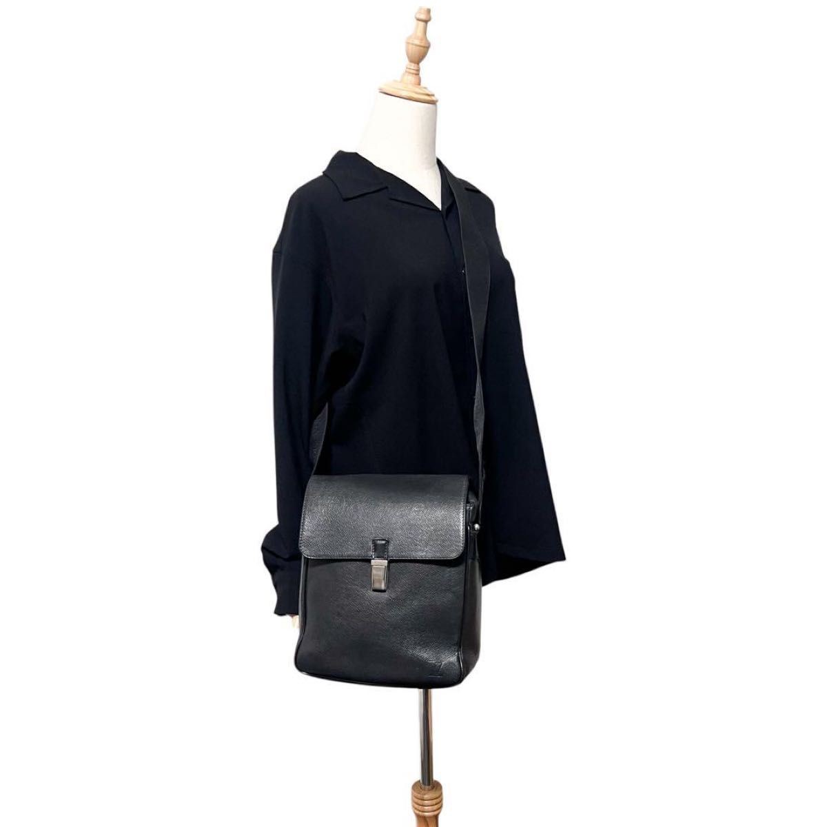 Gently Used Louis Vuitton Taiga Leather Shoulder Bag Handbag Black 26x21x10cm