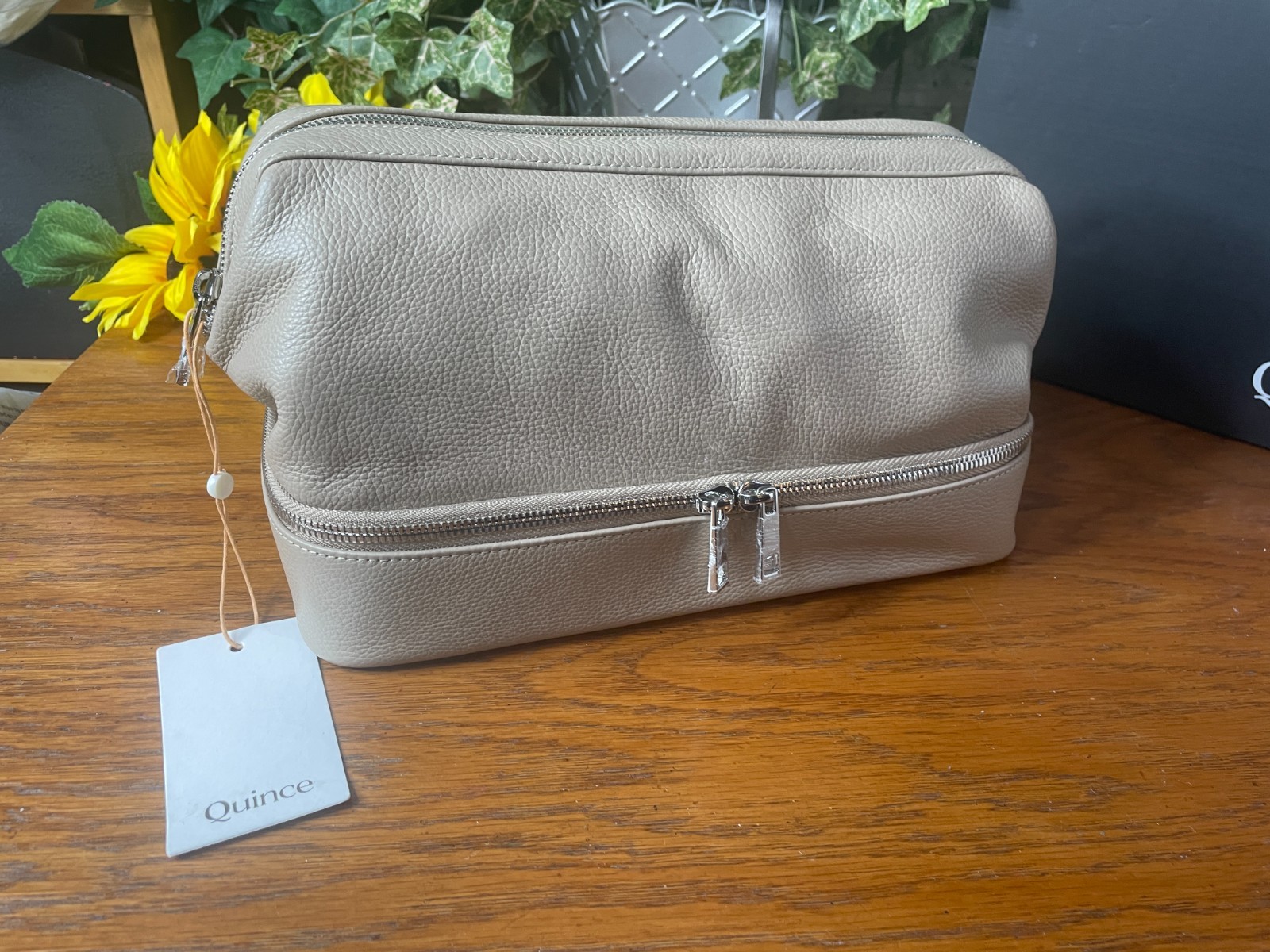 NWT QUINCE MEN’S ITALIAN LEATHER DUAL COMPARTMENT TOILETRY BAG TAUPE MSRP $70
