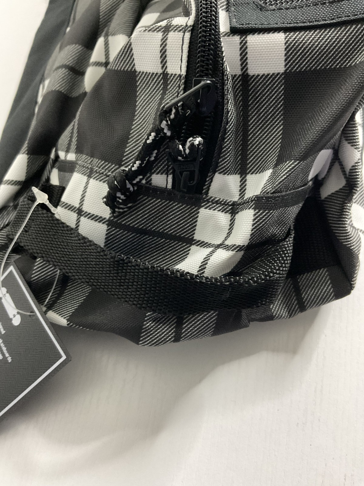 Vans off the wall Men’s Black and White Skateboard Travel Bag