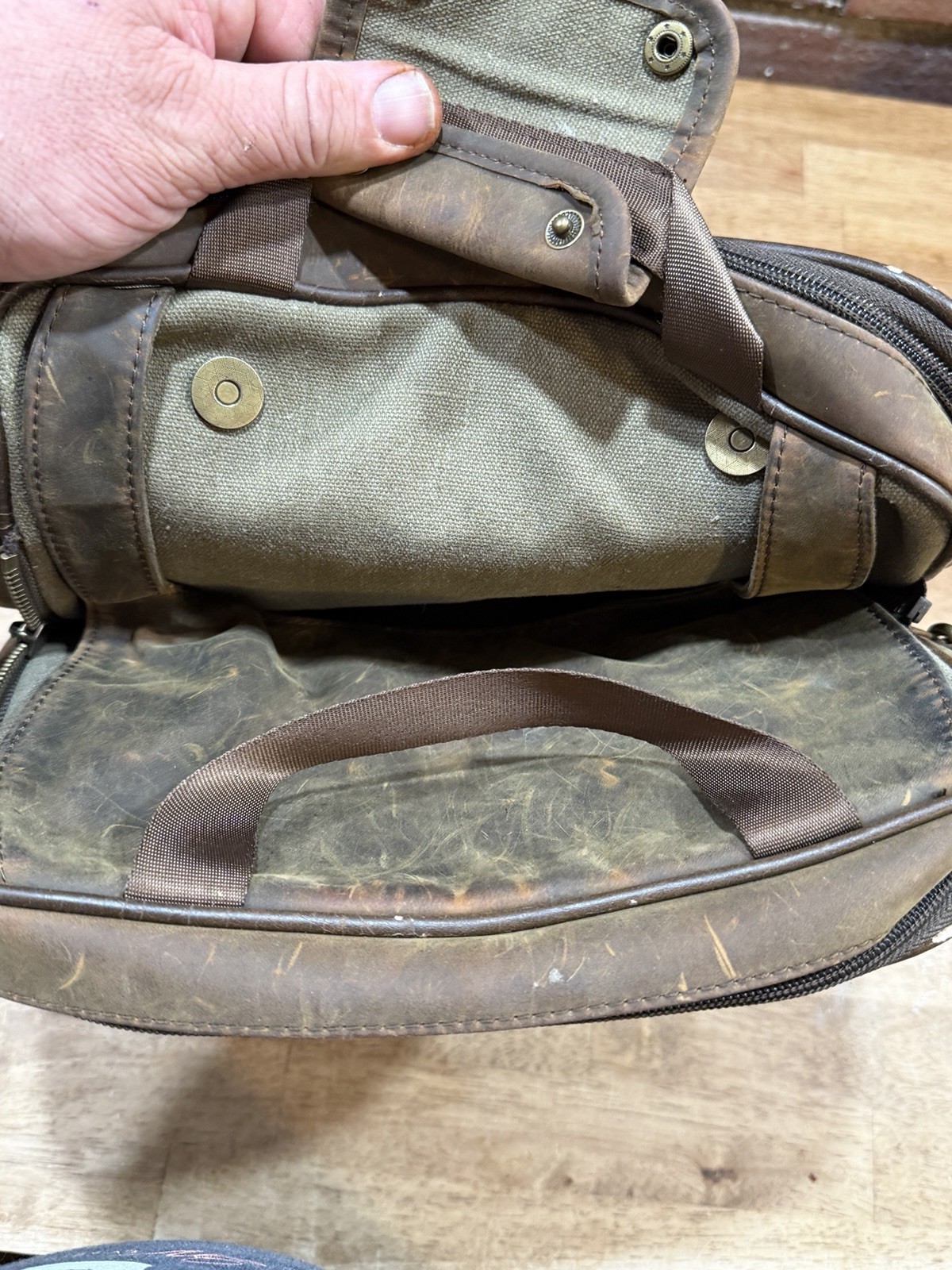 Brookstone Messenger Bag Chocolate Leather Multi Pocket Detachable Distressed