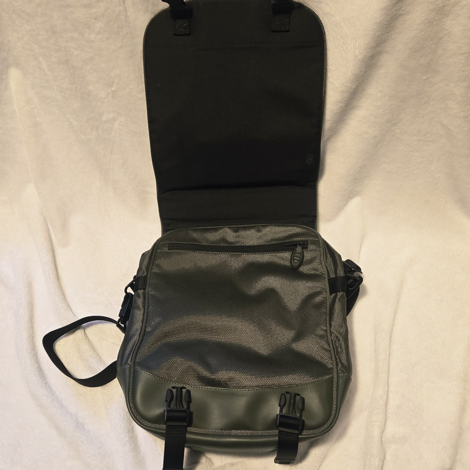 Tumi T Tech Green Black Expandable Buckle Nylon Sling Shoulder Travel Work Bag