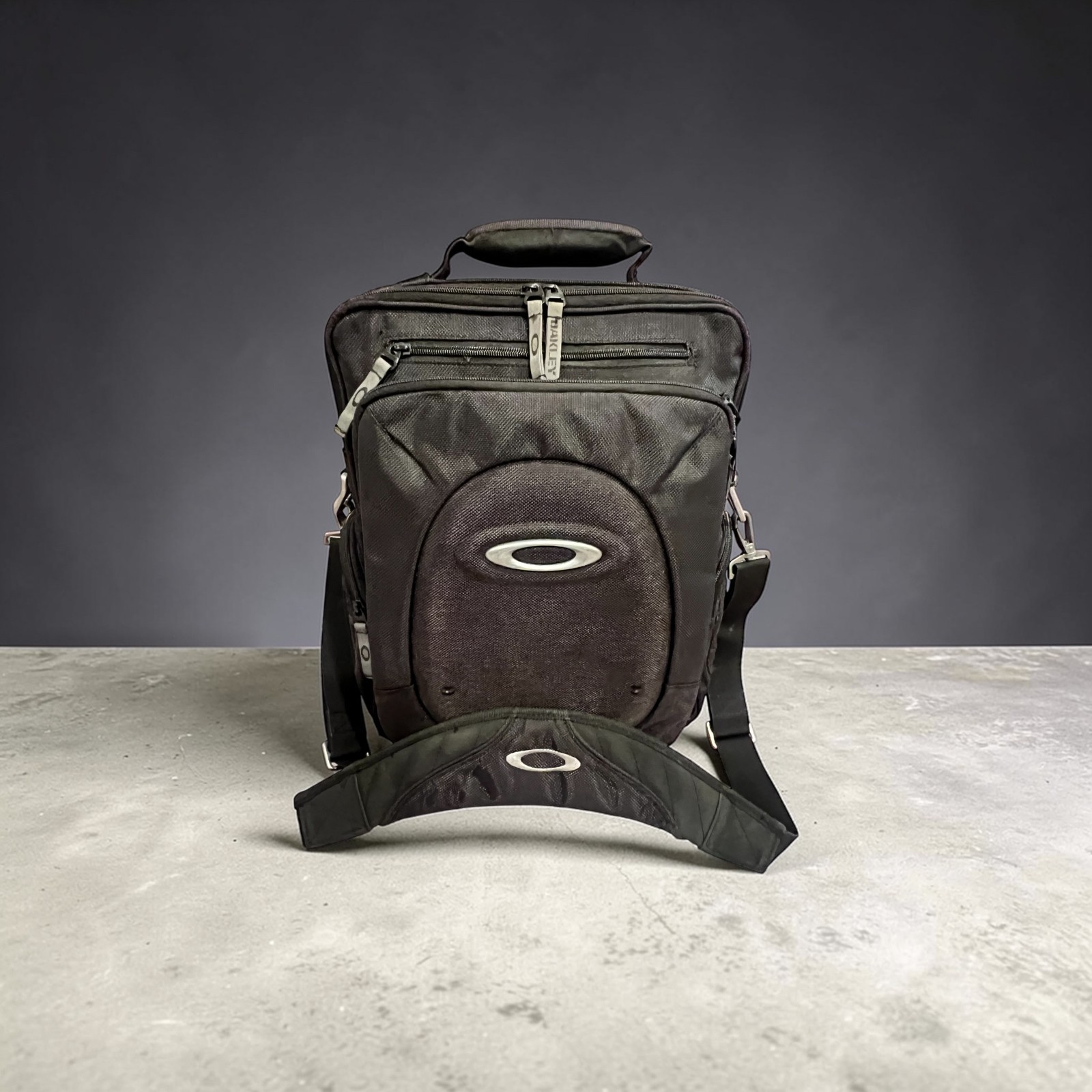 Oakley Vertical Messenger Bag Black Ballistic Nylon Shoulder Crossbody Tech Bag