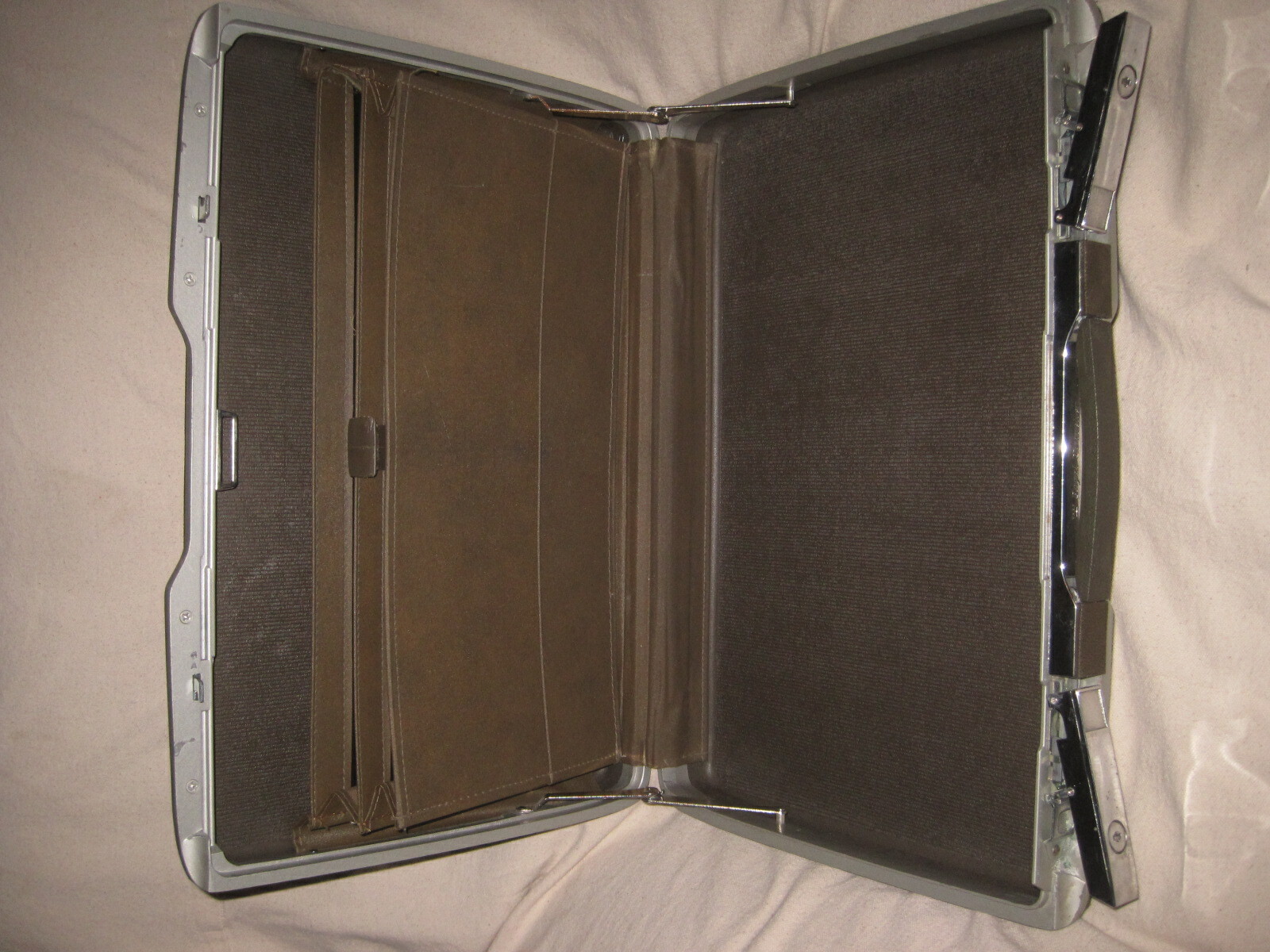 Royal Traveller Hard Shell Brown Slim Briefcase 18″ x 12 1/2″ x 3 1/4″ Vintage