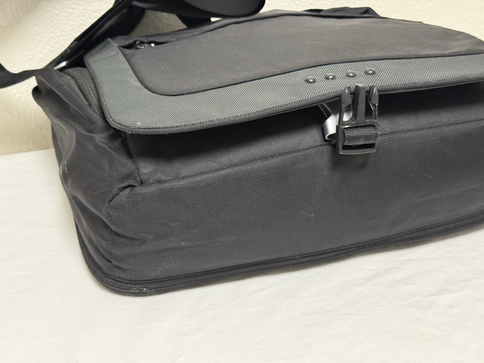 TUMI T-Tech Black Crossbody Laptop Messenger Business Travel Ballistic Nylon Bag