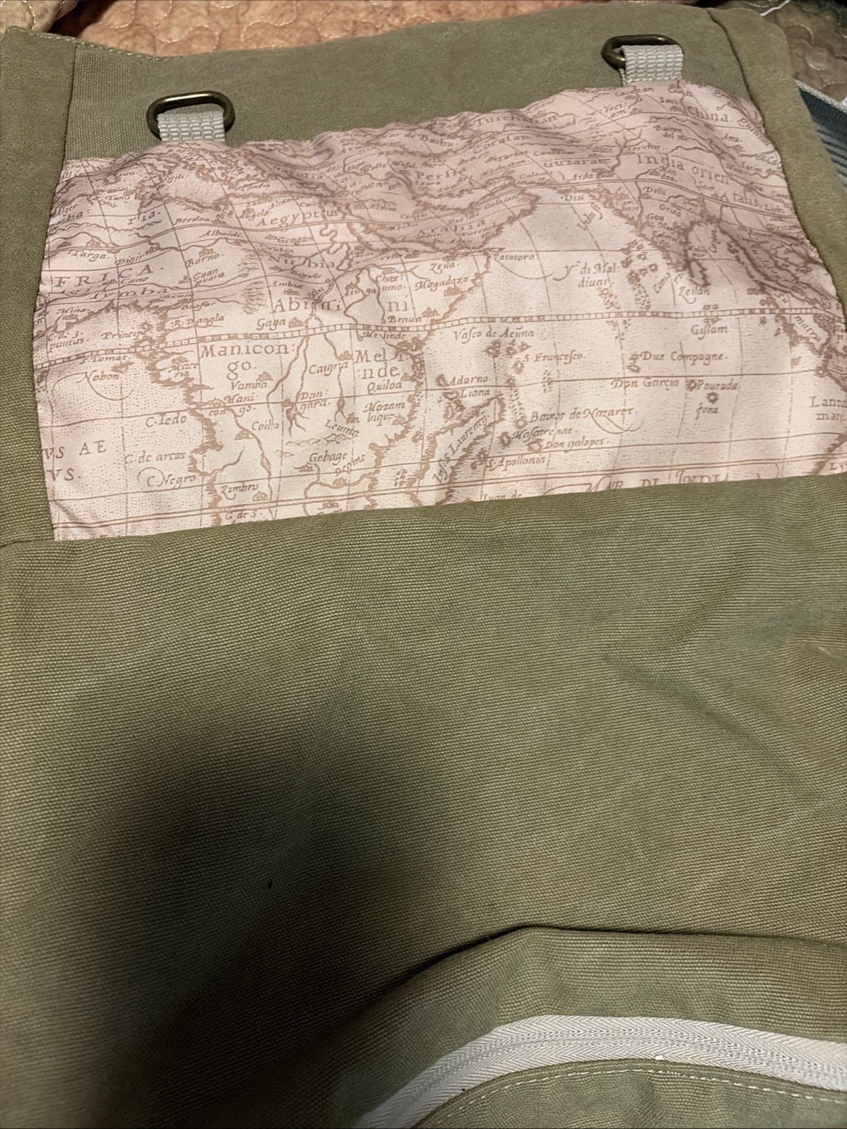 National Geographic Earth Explorer Medium Messenger Bag Green Buckle Padded