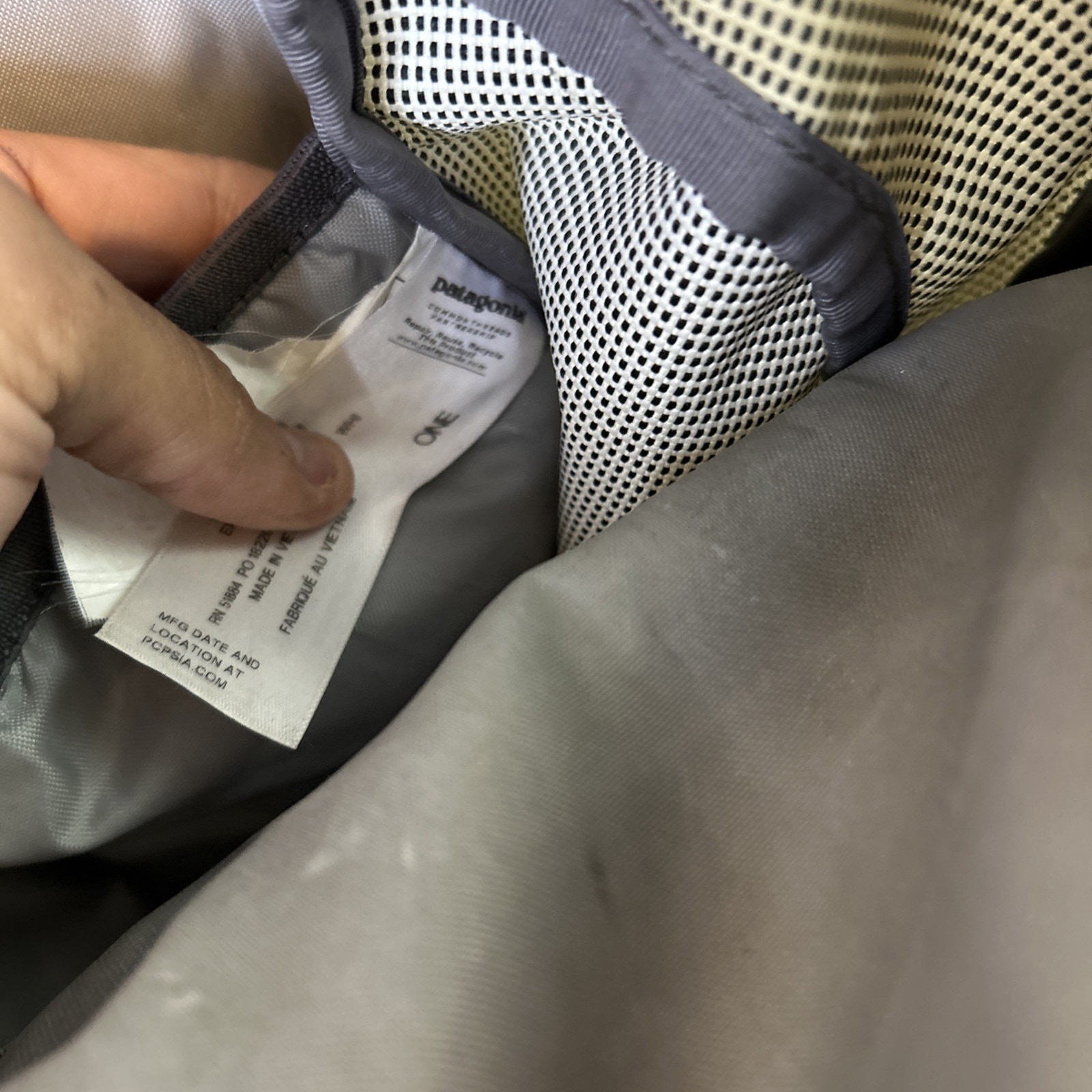 Patagonia Black Hole Back Pack 25L Gray White Weave Pattern Zip
