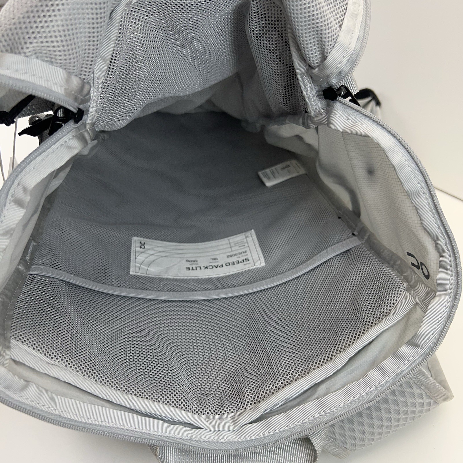 ON Running Speed Pack 18L Lite Backpack Travel Gym Hiking Running Gray NWT