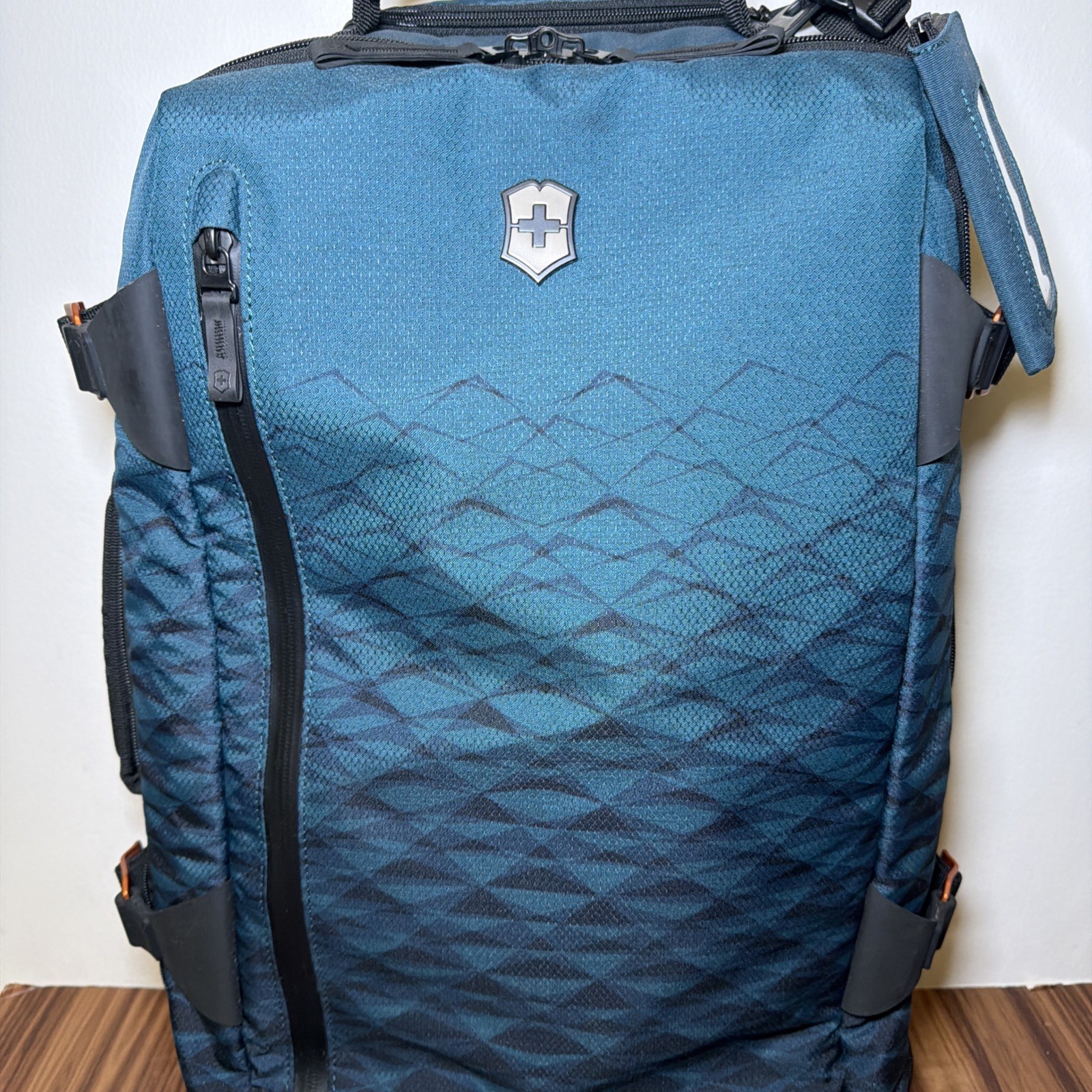 Victorinox Carry Case VX Touring Global Wheeled Carry On 601477 Dark Teal Blue