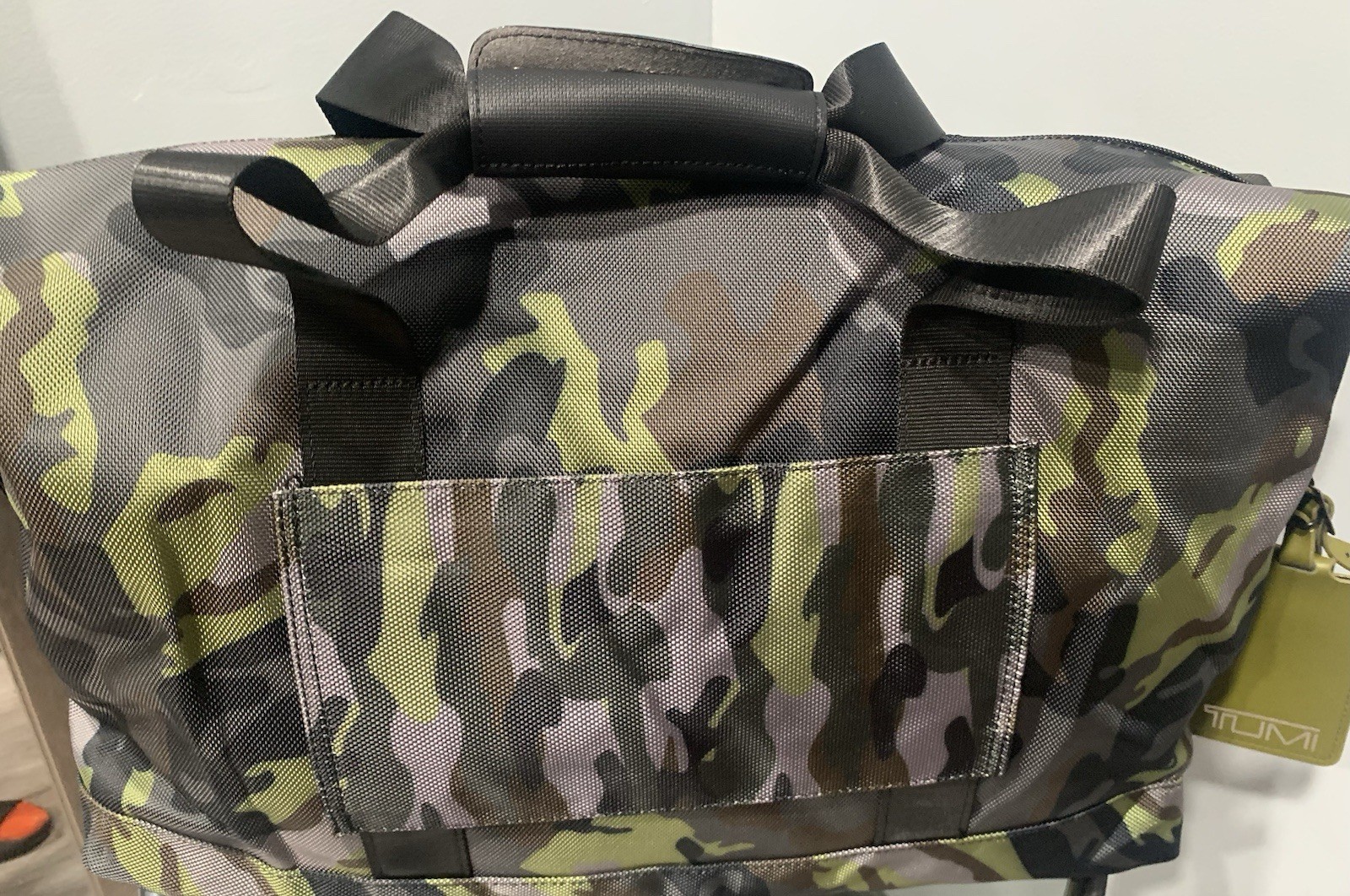 Tumi Alpha 3 Double Expansión Travel Satchel. Limited Edition Green Camo